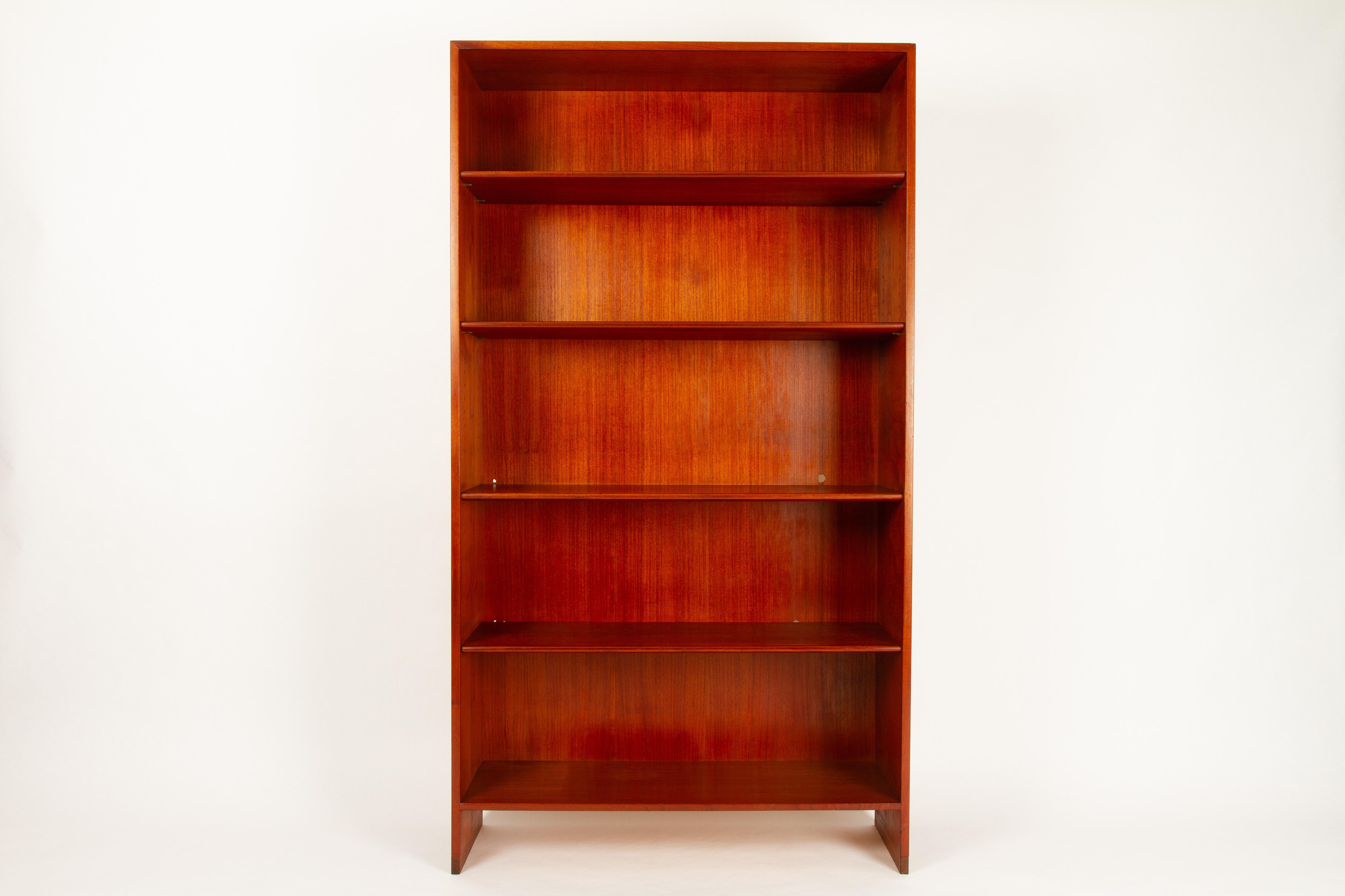 Tall and spacious teak bookcase designed by famous Danish furniture architect Hans J. Wegner and made by Ry Møbler June 2nd 1958. This specific item was made for The Westminster household on Frederiksberg in Copenhagen.
In the rare model with body