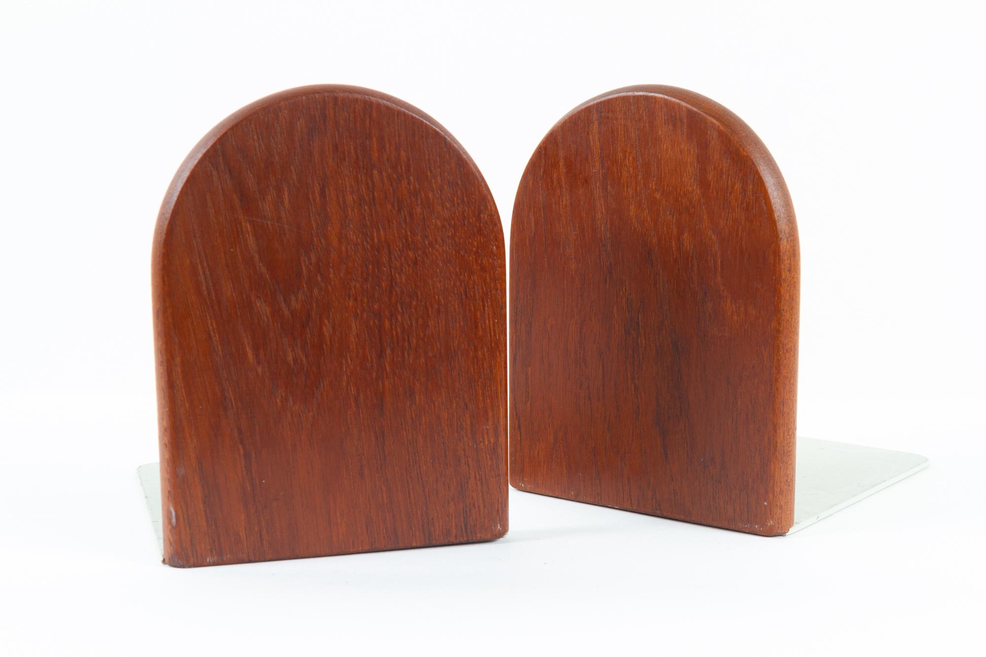 Vintage Danish teak bookends 1960s, Set of 2
Pair of Danish Mid-Century Modern bookends in solid teak with metal base.
Very good original condition. Ready to support.