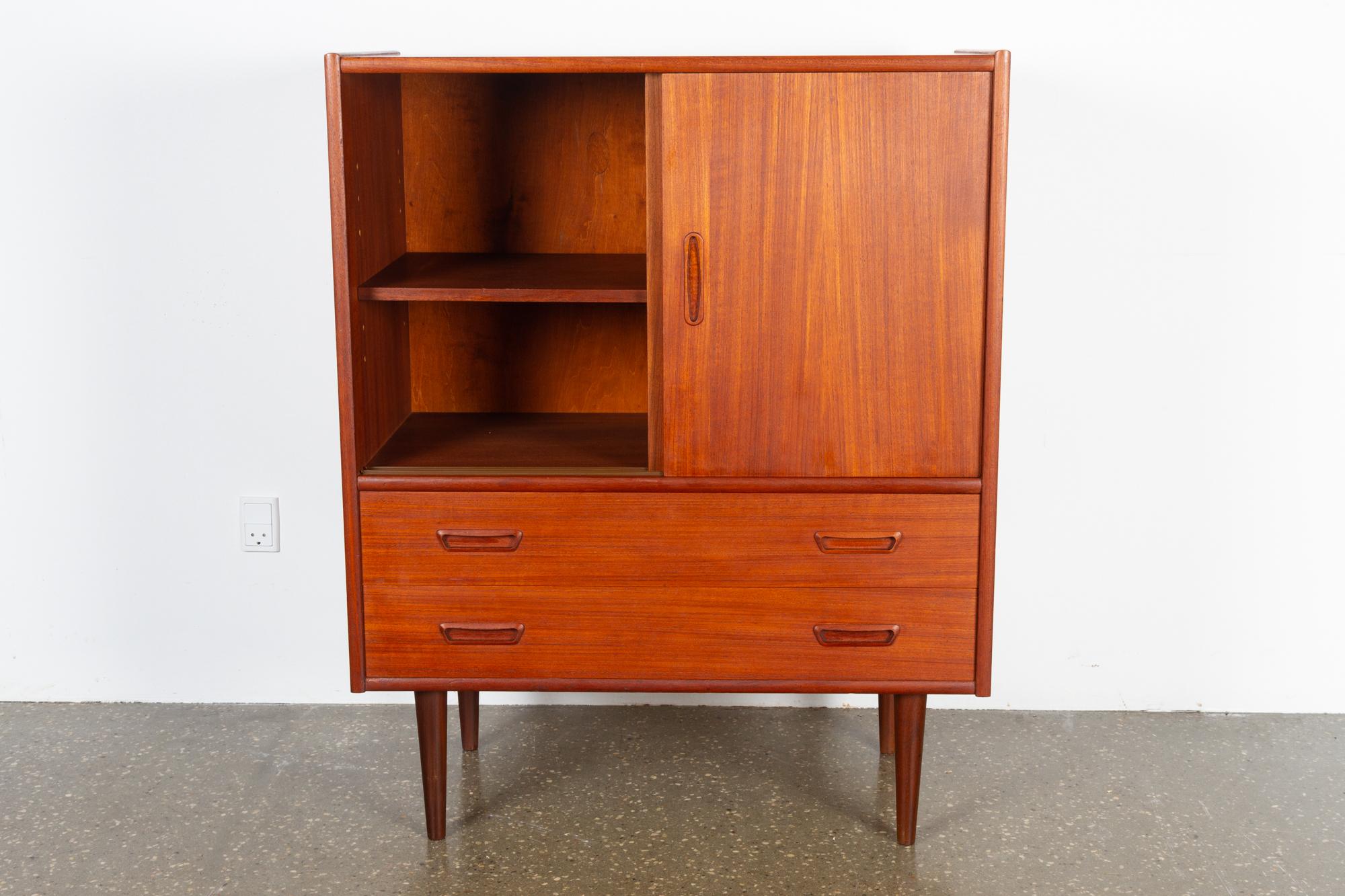 Vintage Danish teak cabinet P. Westergaards Møbelfabrik, 1960s
Elegant Mid-Century Modern teak cabinet with double sliding doors and two wide drawers. Large compartment with height adjustable shelf. Doors fitted with grips in solid teak. Round