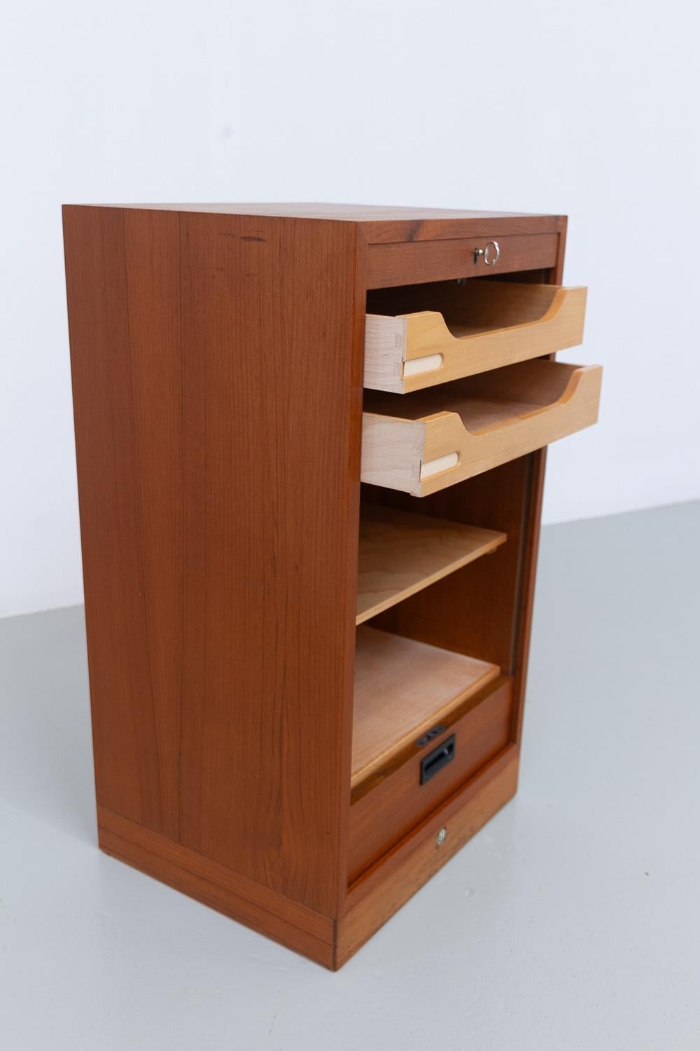 Dänischer Vintage-Schrank aus Teakholz mit Tambourfront, 1960er Jahre. im Angebot 4