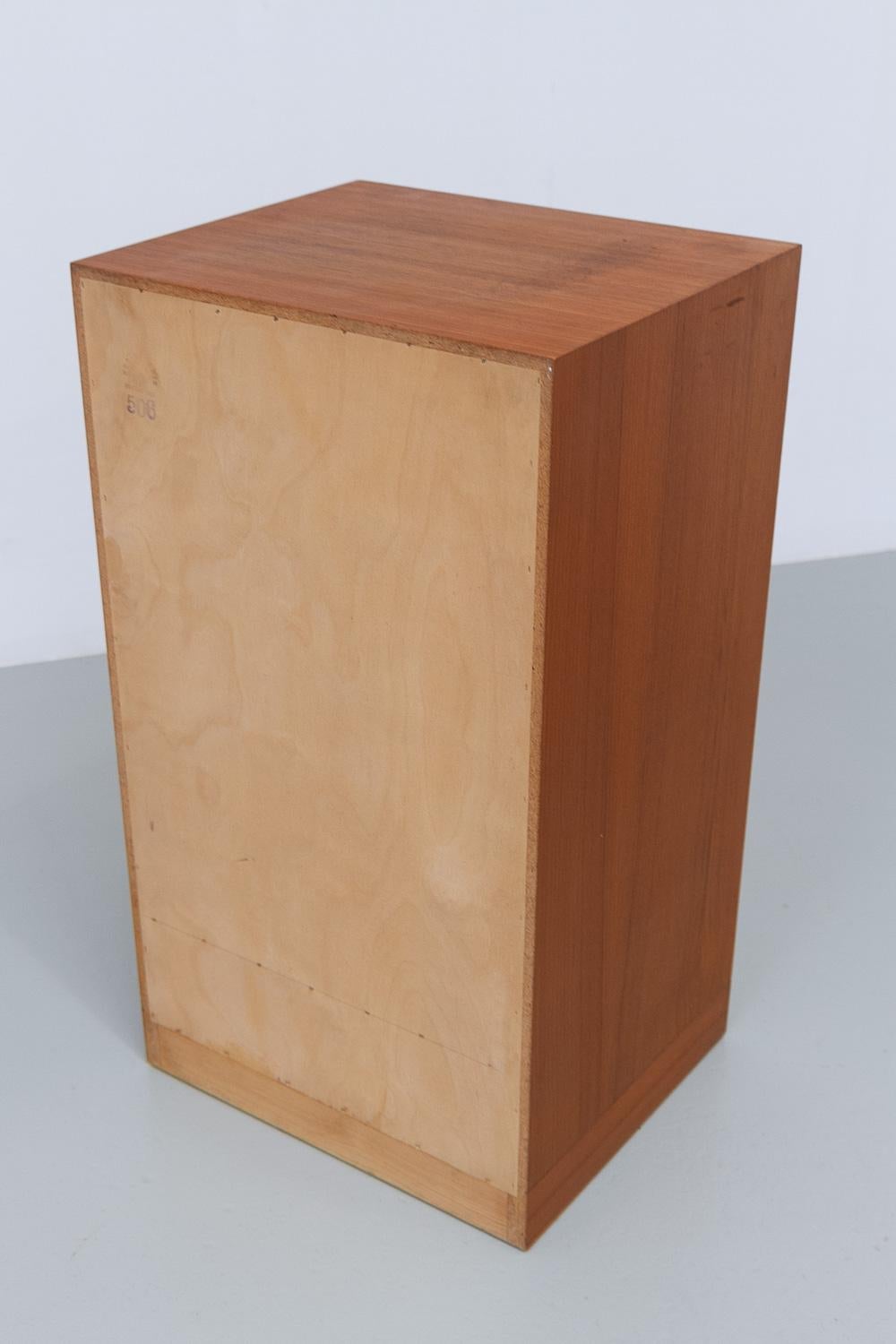 Dänischer Vintage-Schrank aus Teakholz mit Tambourfront, 1960er Jahre. im Angebot 5