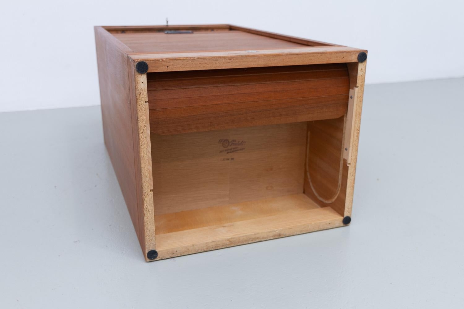 Dänischer Vintage-Schrank aus Teakholz mit Tambourfront, 1960er Jahre. im Angebot 7