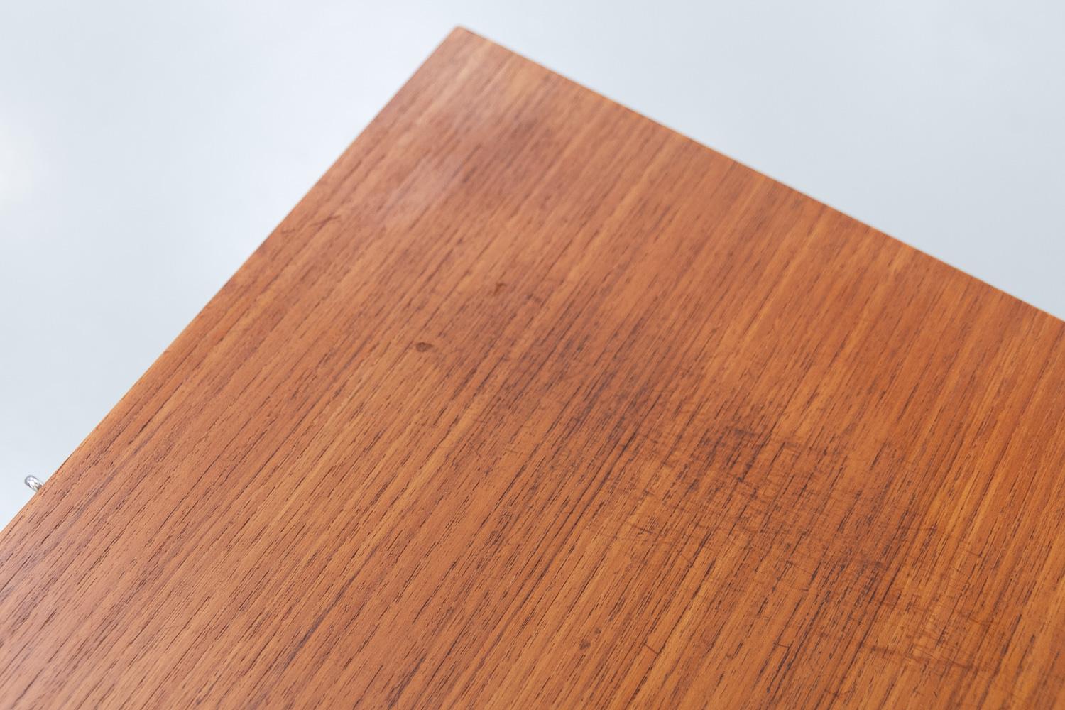 Dänischer Vintage-Schrank aus Teakholz mit Tambourfront, 1960er Jahre. im Angebot 9