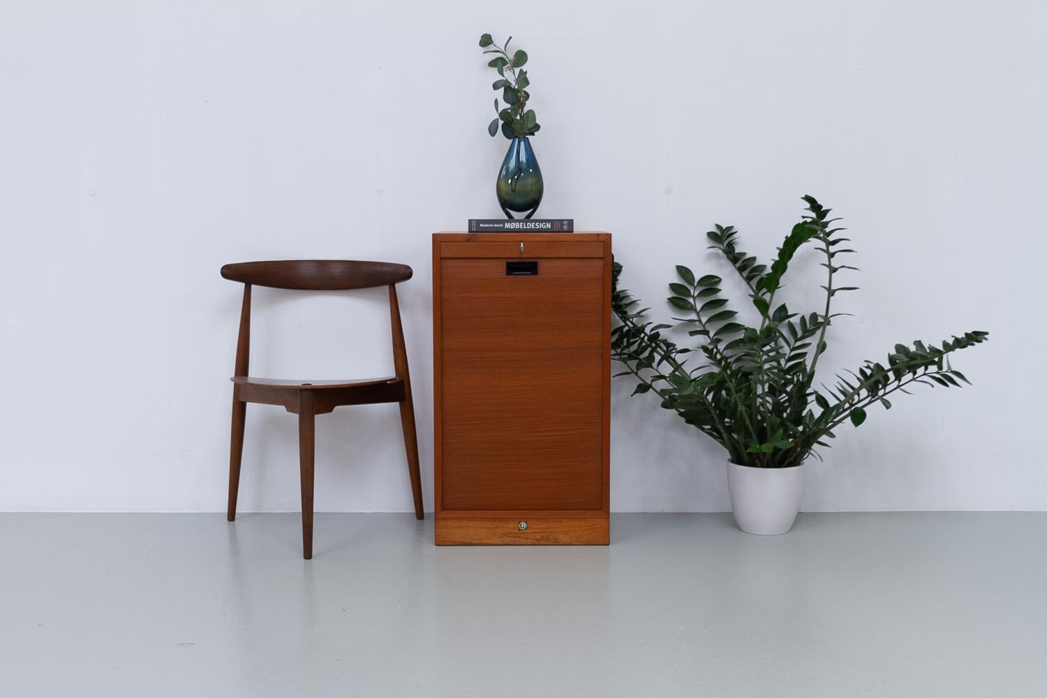 Dänischer Vintage-Schrank aus Teakholz mit Tambourfront, 1960er Jahre. im Angebot 10