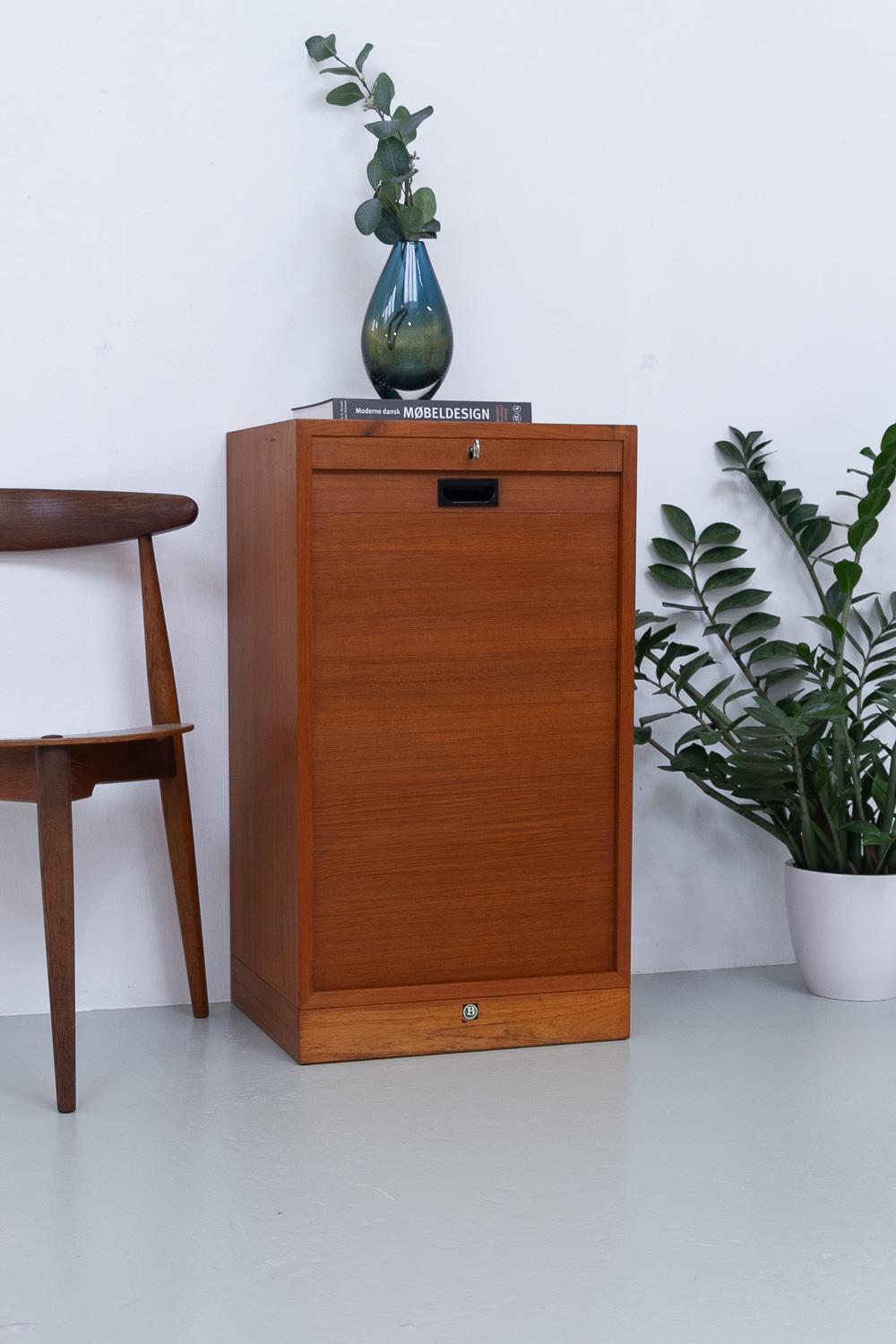 Dänischer Vintage-Schrank aus Teakholz mit Tambourfront, 1960er Jahre. im Angebot 11