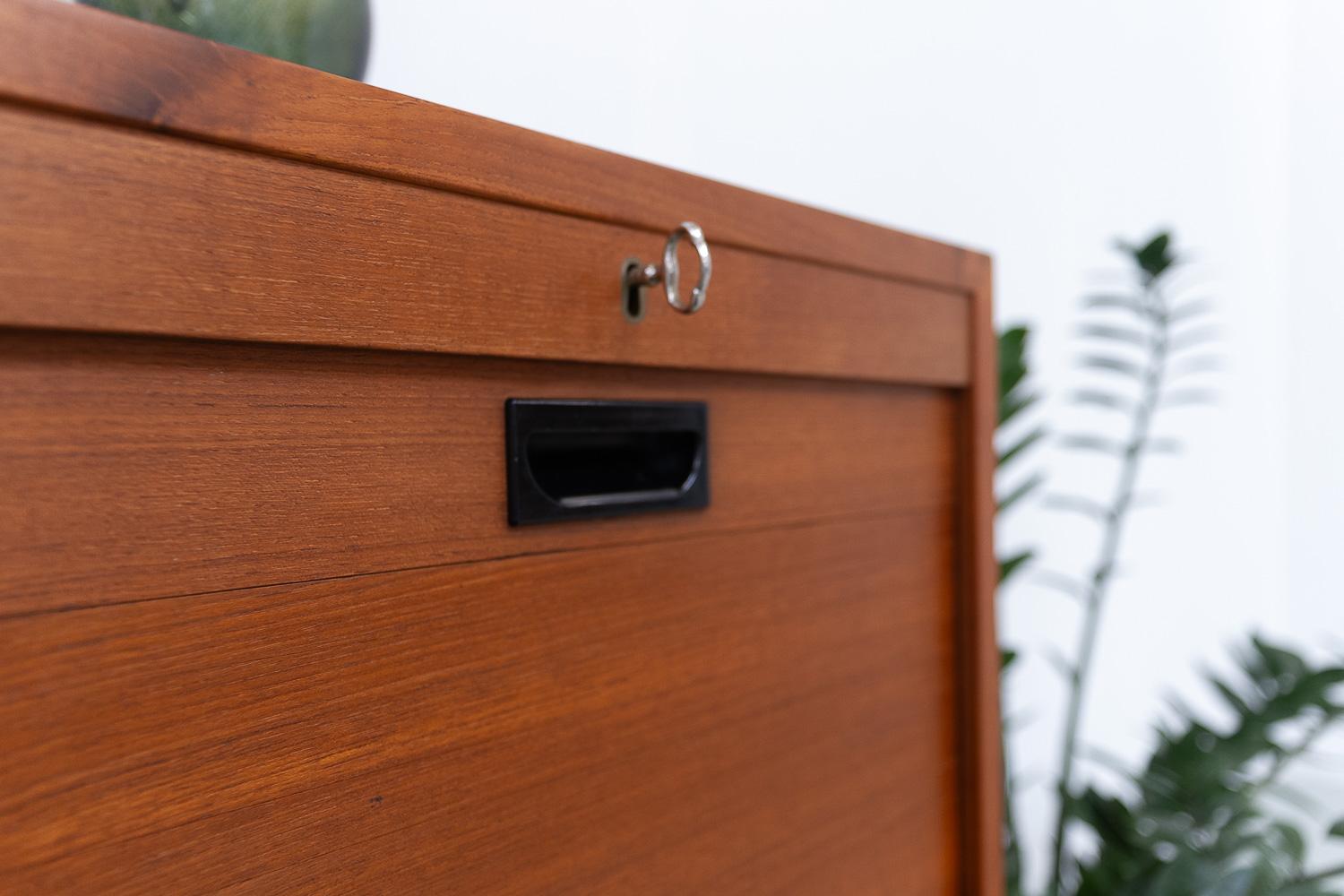 Dänischer Vintage-Schrank aus Teakholz mit Tambourfront, 1960er Jahre. im Angebot 12