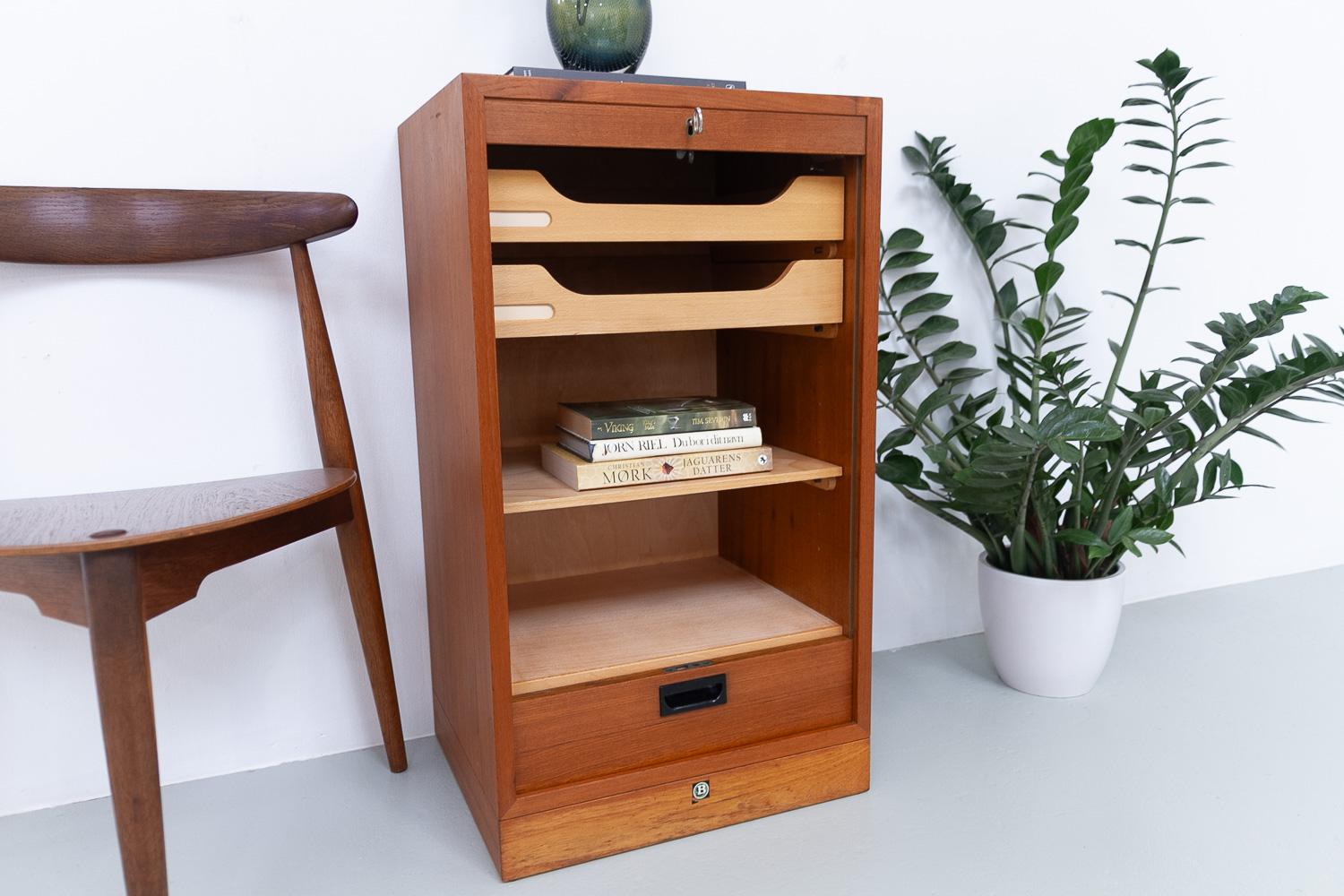 Dänischer Vintage-Schrank aus Teakholz mit Tambourfront, 1960er Jahre. im Angebot 13