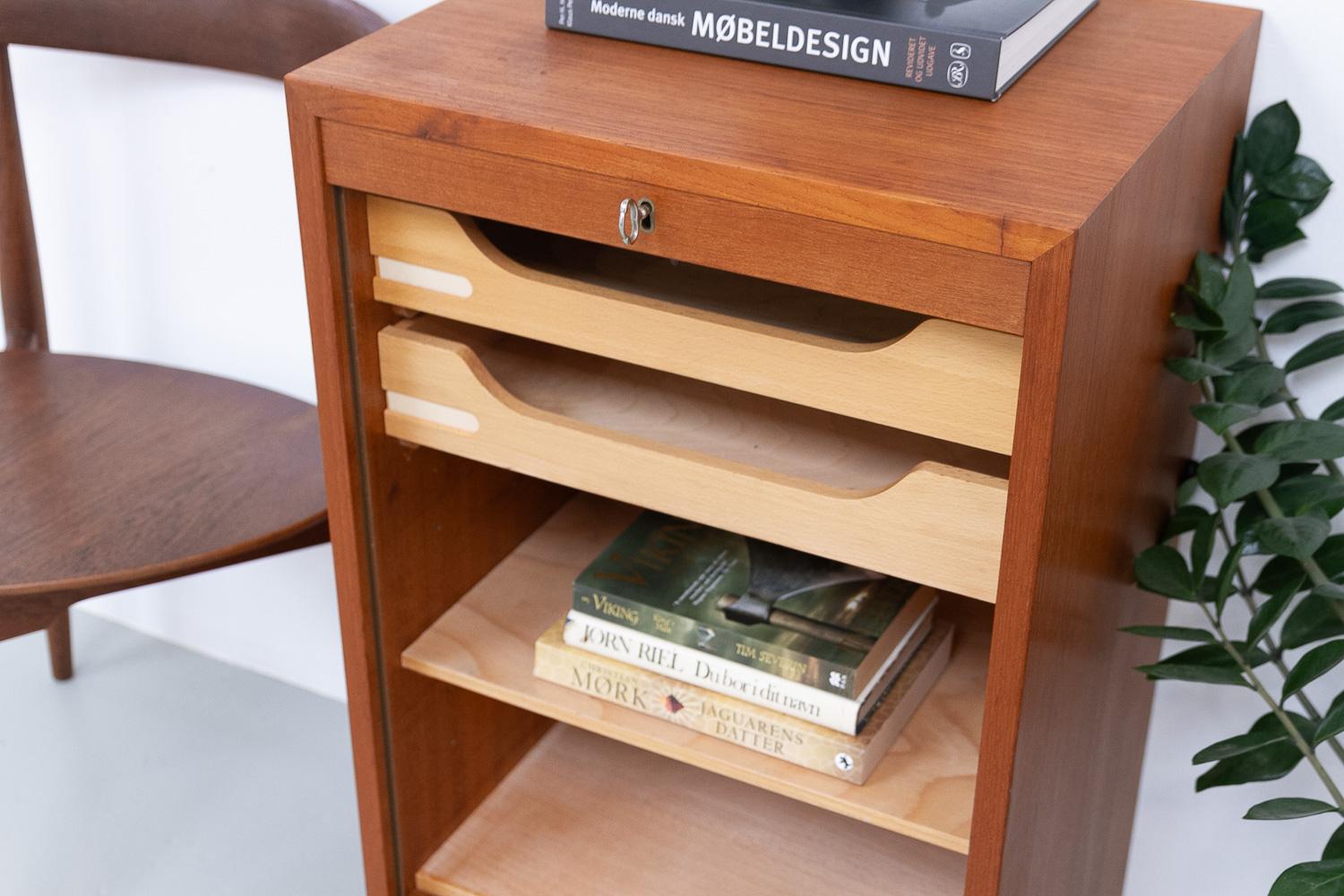 Dänischer Vintage-Schrank aus Teakholz mit Tambourfront, 1960er Jahre. im Angebot 14