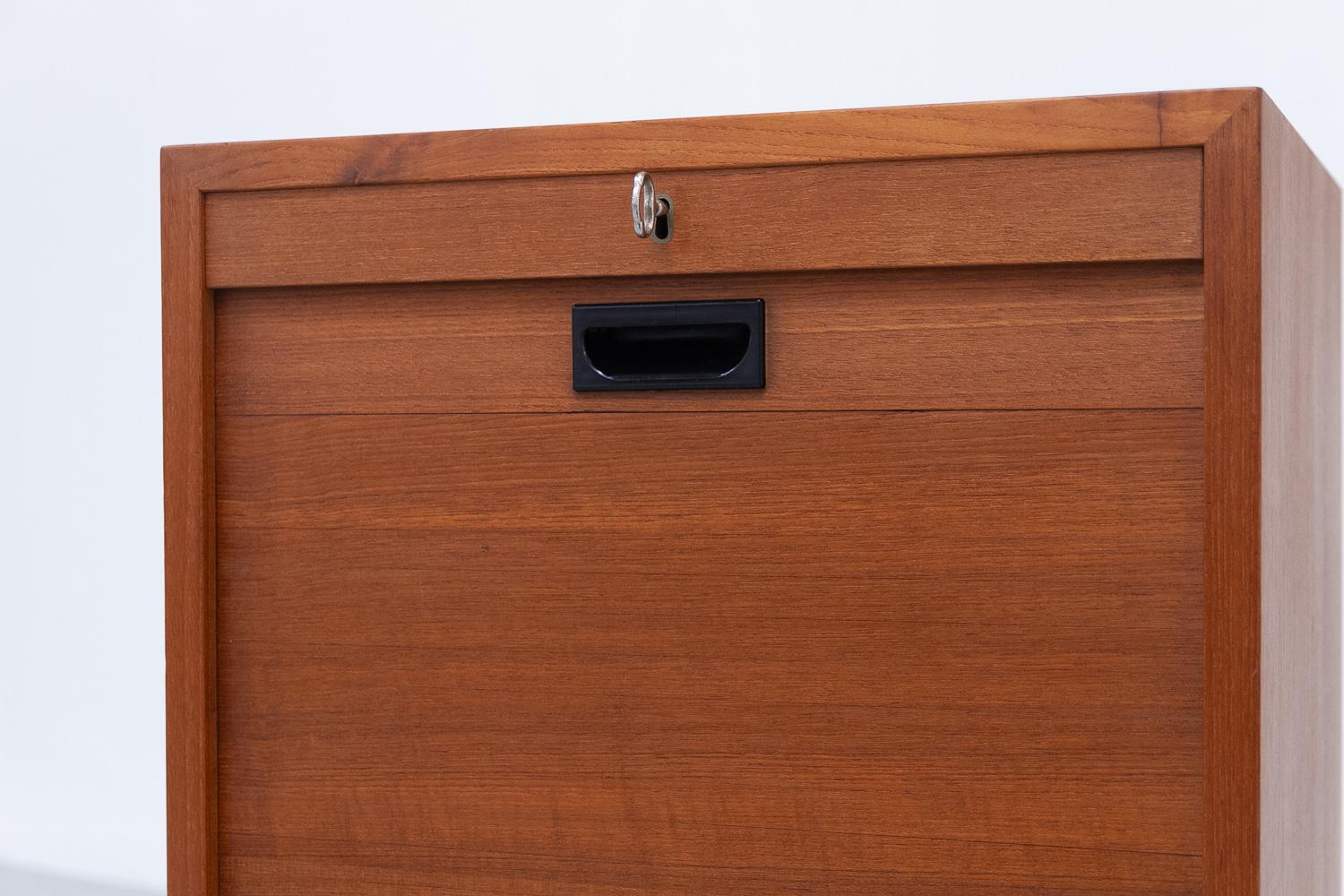 Dänischer Vintage-Schrank aus Teakholz mit Tambourfront, 1960er Jahre. im Zustand „Gut“ im Angebot in Asaa, DK