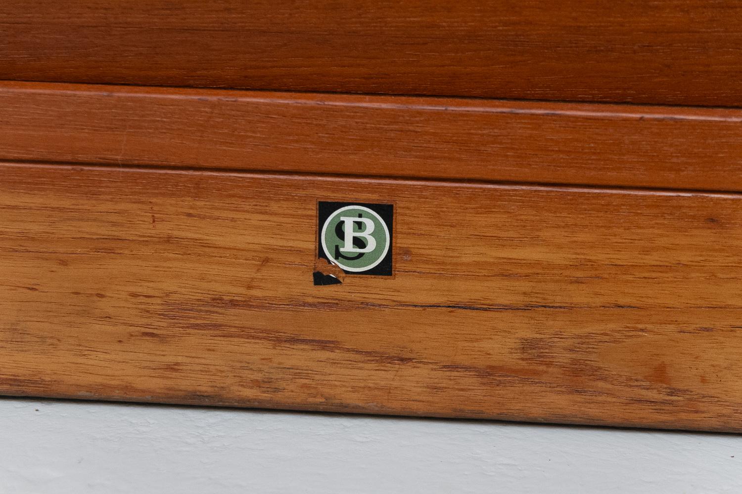 Dänischer Vintage-Schrank aus Teakholz mit Tambourfront, 1960er Jahre. (Mitte des 20. Jahrhunderts) im Angebot