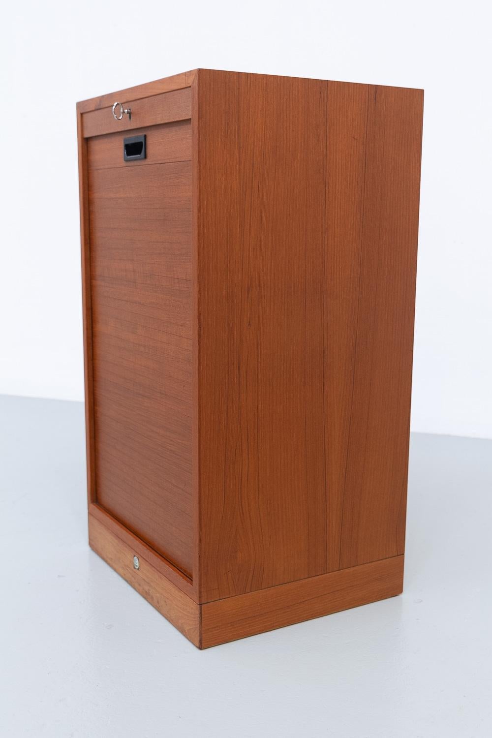 Dänischer Vintage-Schrank aus Teakholz mit Tambourfront, 1960er Jahre. (Eichenholz) im Angebot