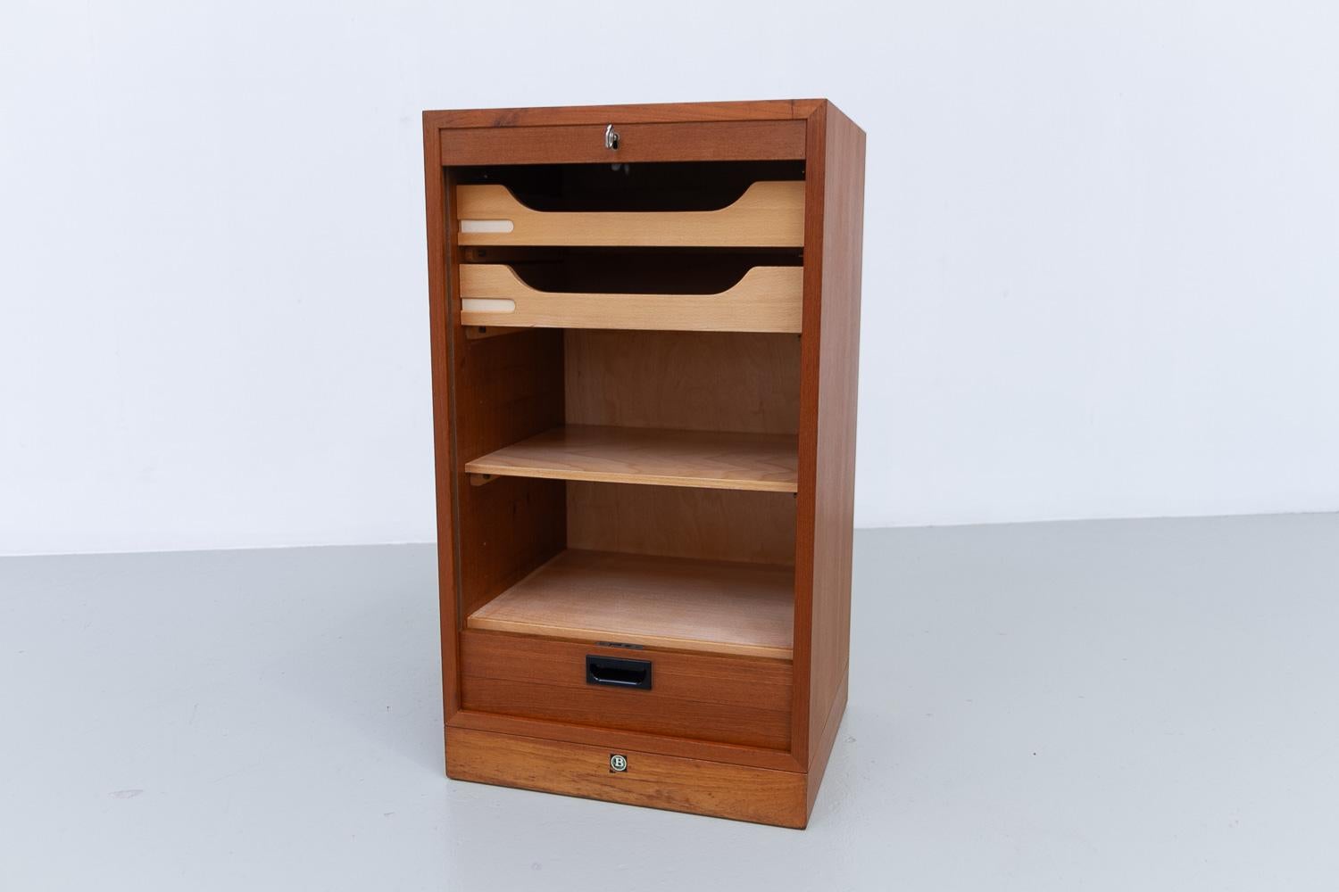 Dänischer Vintage-Schrank aus Teakholz mit Tambourfront, 1960er Jahre. im Angebot 1