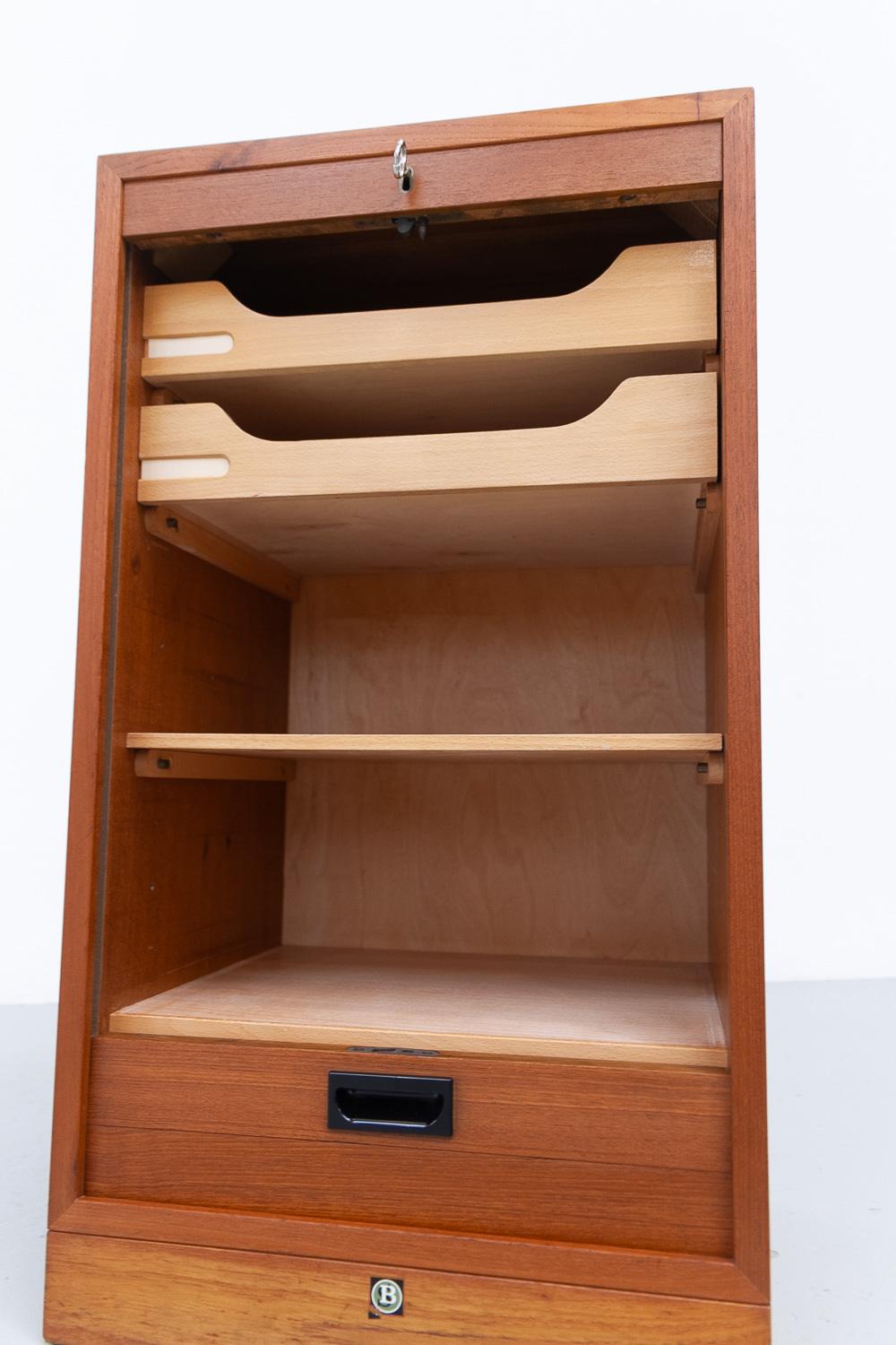 Dänischer Vintage-Schrank aus Teakholz mit Tambourfront, 1960er Jahre. im Angebot 2
