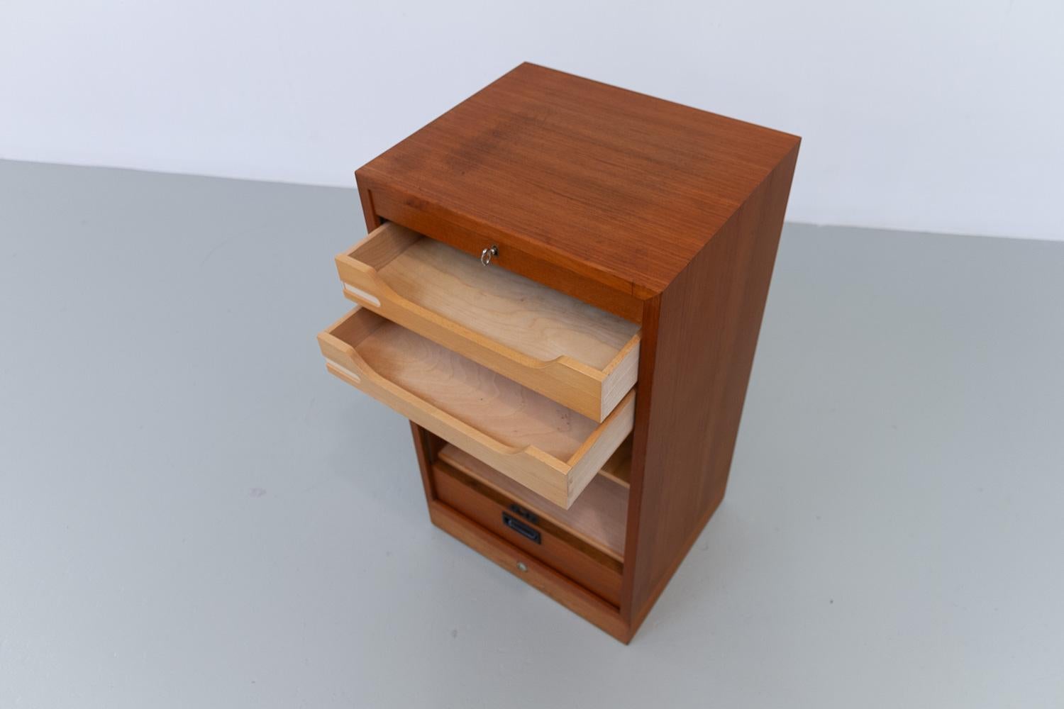 Dänischer Vintage-Schrank aus Teakholz mit Tambourfront, 1960er Jahre. im Angebot 3