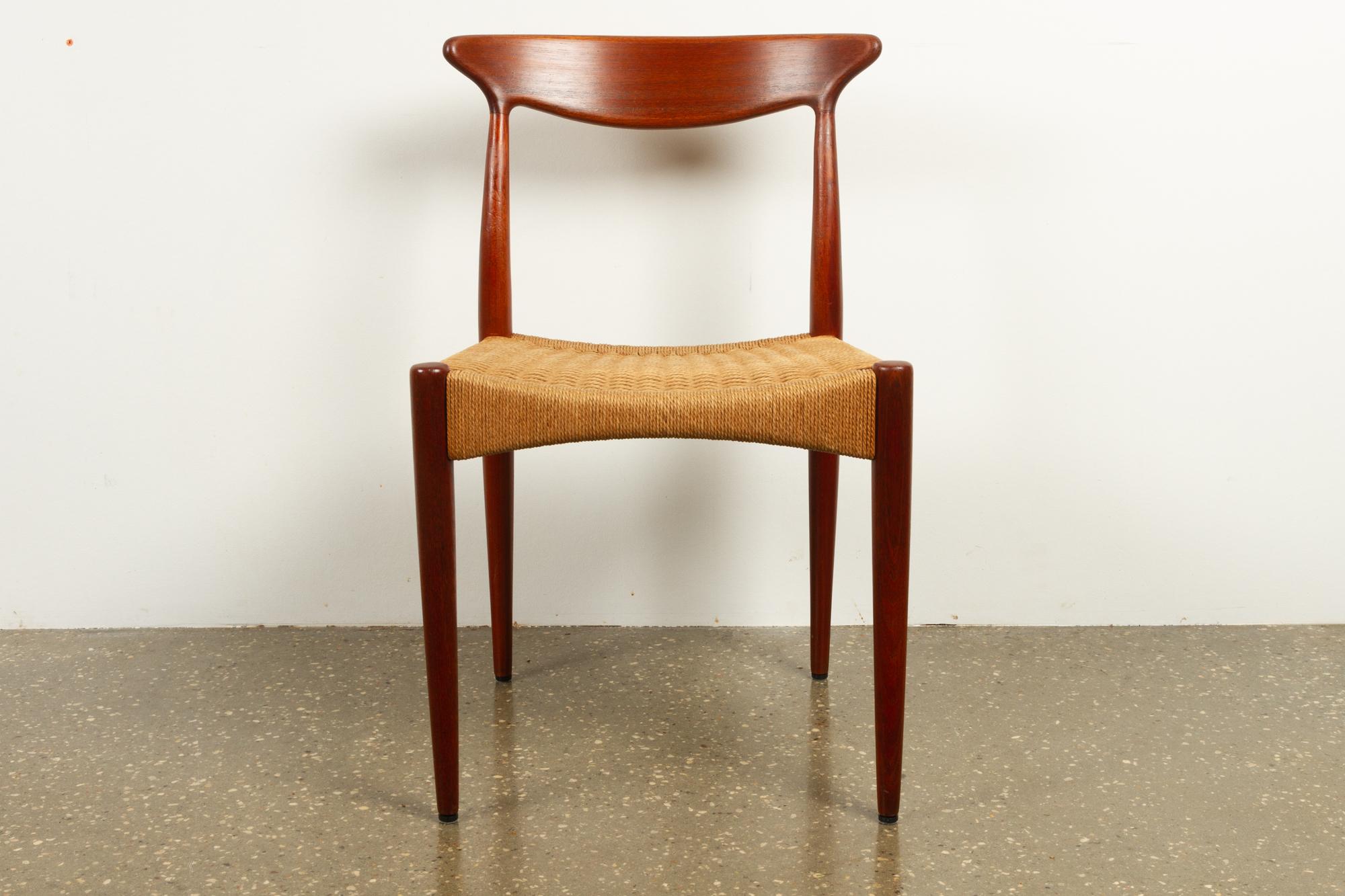 Vintage Danish teak chair by Arne Hovmand-Olsen for Mogens Kold, 1950s.
Elegant and sculptural chair in solid teak with original paper cord seat. Designed in 1951 as model MK310 by renowned Danish architect A. Hovmand Olsen. A very beautiful
