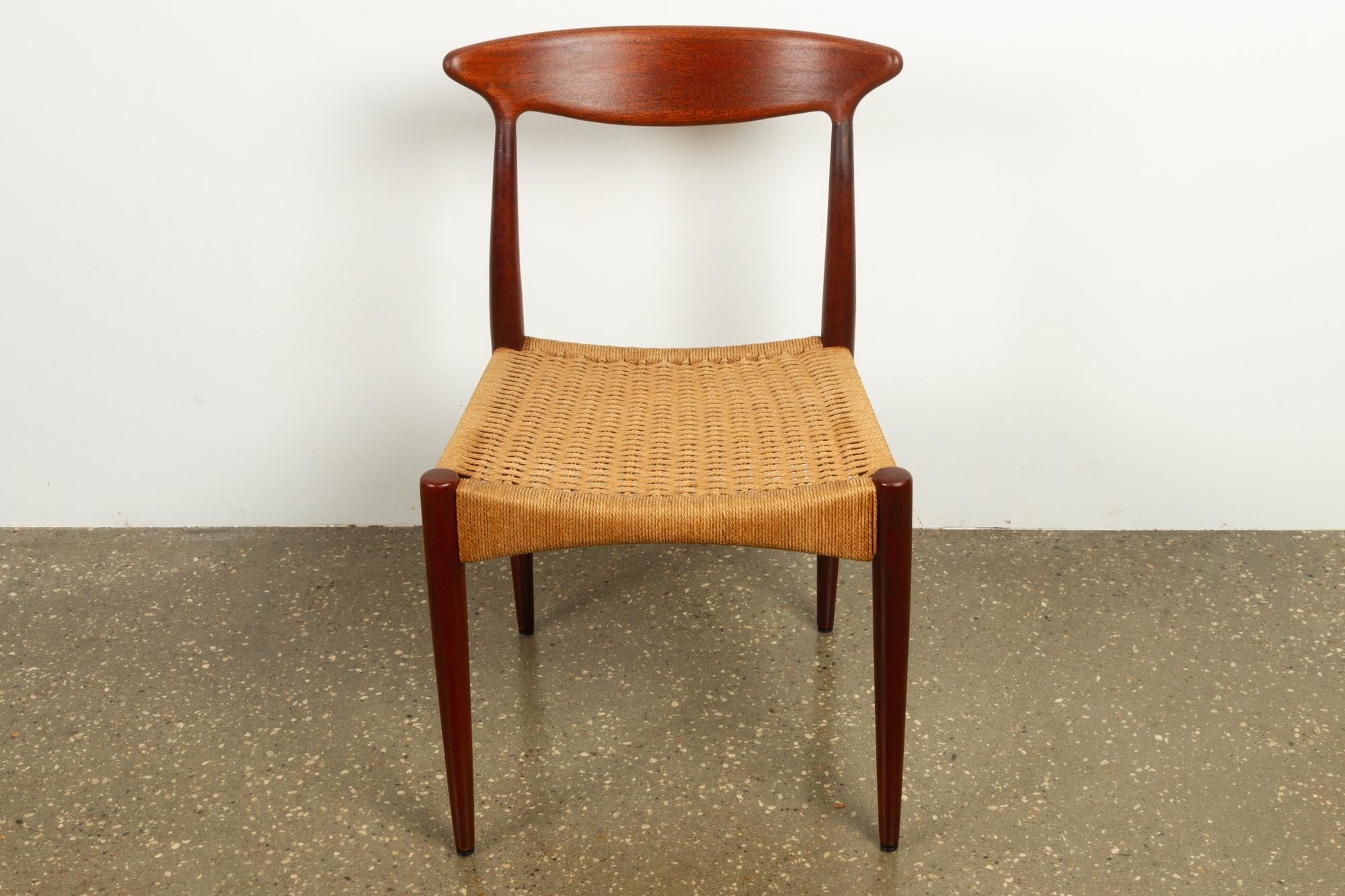 Vintage Danish teak chair by Arne Hovmand-Olsen for Mogens Kold, 1950s.
Elegant and sculptural chair in solid teak with original paper cord seat. Designed in 1951 as model MK310 by renowned Danish architect A. Hovmand Olsen. A very beautiful