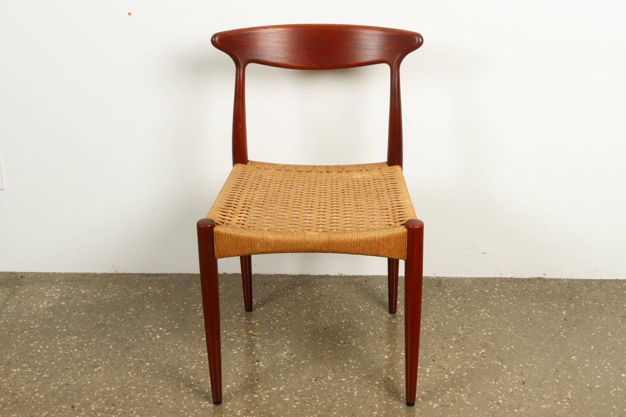 Vintage Danish teak chair by Arne Hovmand-Olsen for Mogens Kold, 1950s.
Elegant and sculptural chair in solid teak with original paper cord seat. Designed in 1951 as model MK310 by renowned Danish architect A. Hovmand Olsen. A very beautiful