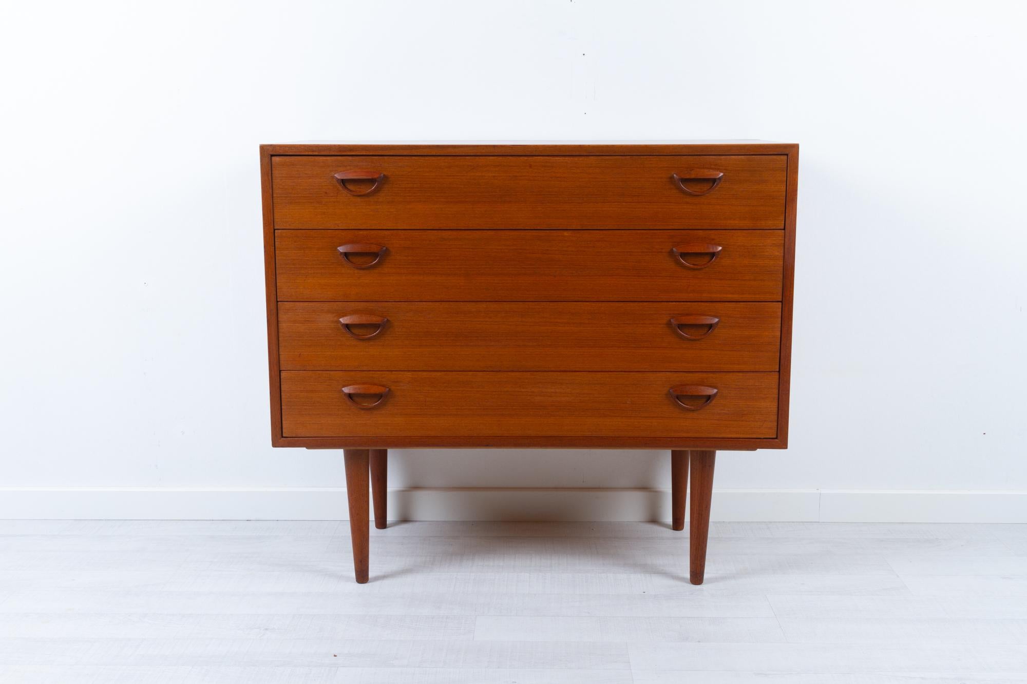 Vintage Danish chest of drawers by Kai Kristiansen 1960s
Danish Mid-Century Modern dresser model No. 40 in teak designed by Danish architect Kai Kristiansen for Feldballes Møbelfabrik, Denmark. This dresser is part of the FM Reolen system and has