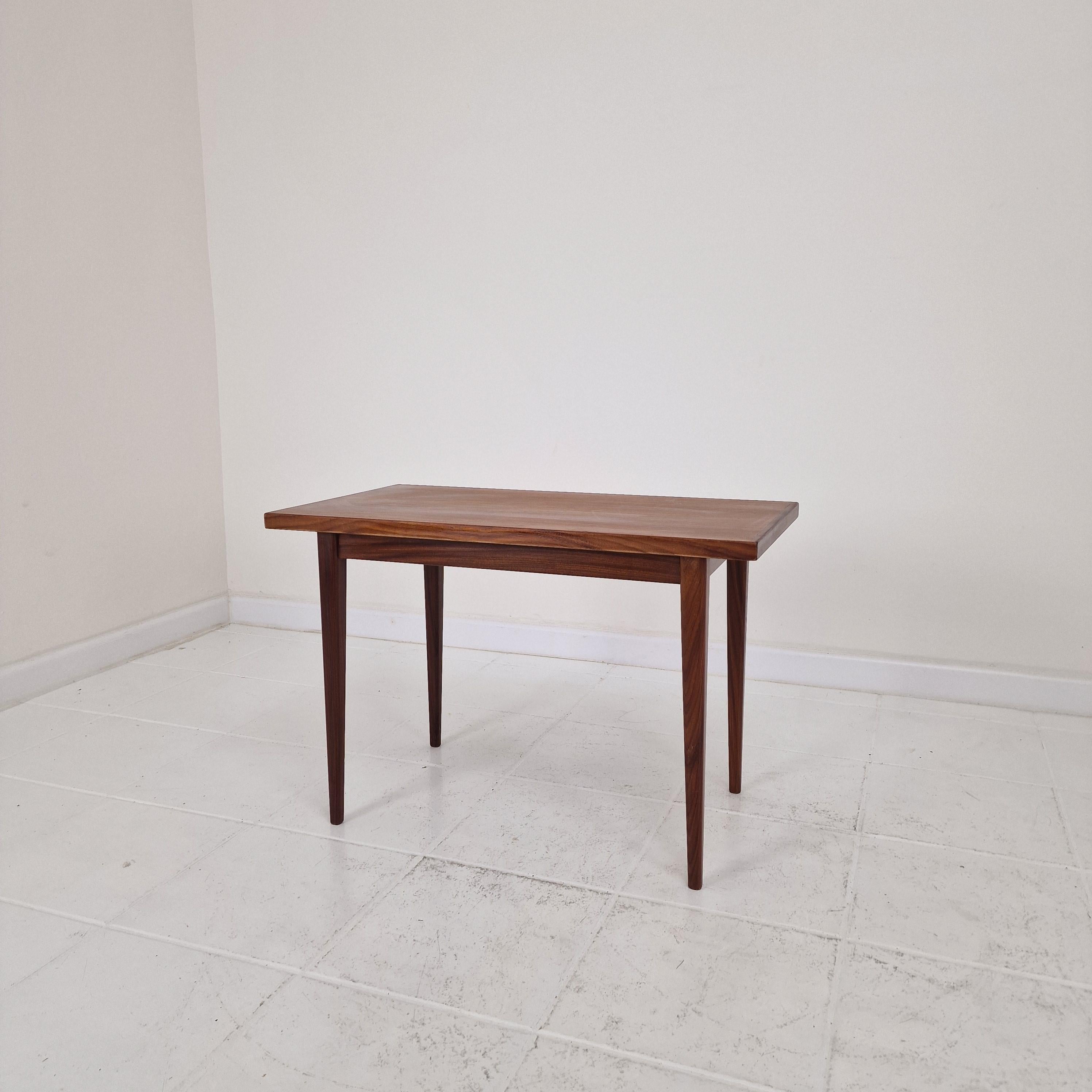 Un tavolino da caffè o da salotto in teak di ottima fattura proveniente dalla Danimarca, risalente agli anni Settanta. 
Questo elegante pezzo riflette il fascino senza tempo del design moderno scandinavo, con linee pulite, proporzioni equilibrate e