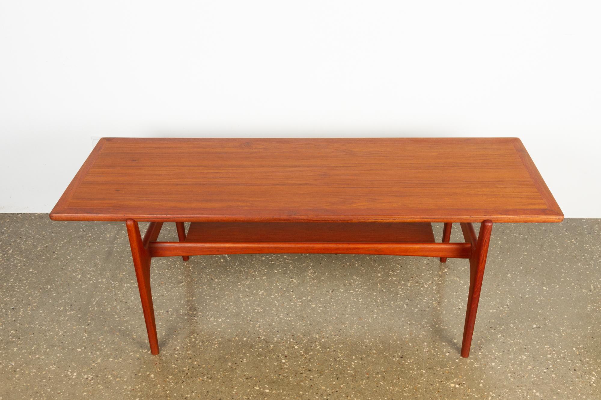 Vintage Danish teak coffee table, 1960s
Period typical Danish Mid-Century Modern coffee table with detachable tabletop. Large magazine shelf. Narrow contoured legs gives this table a wonderful and elegant silhouette. Wide edge in solid teak.
The