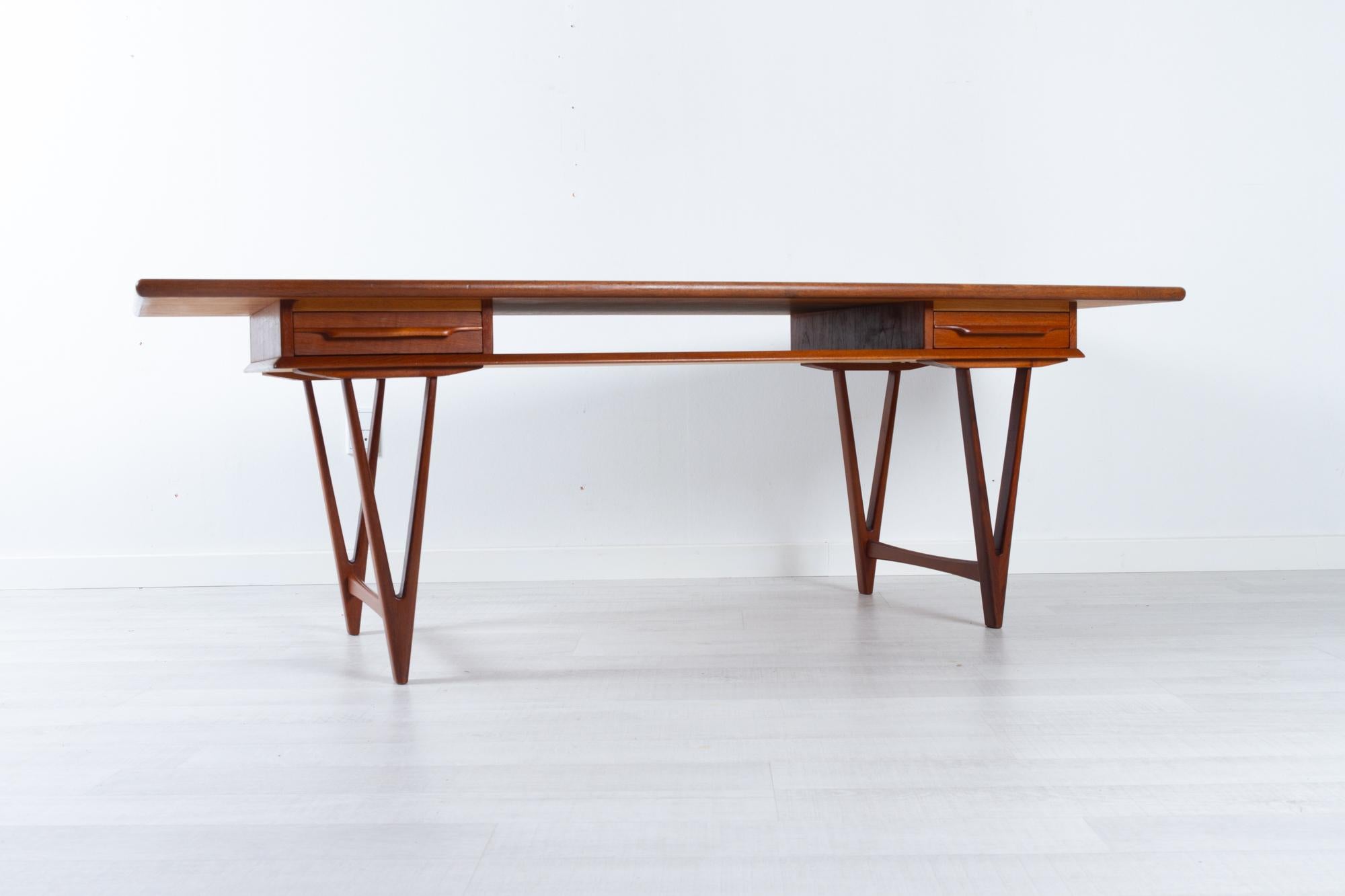 Vintage Danish Teak Coffee Table by E.W. Bach 1960s In Good Condition For Sale In Asaa, DK