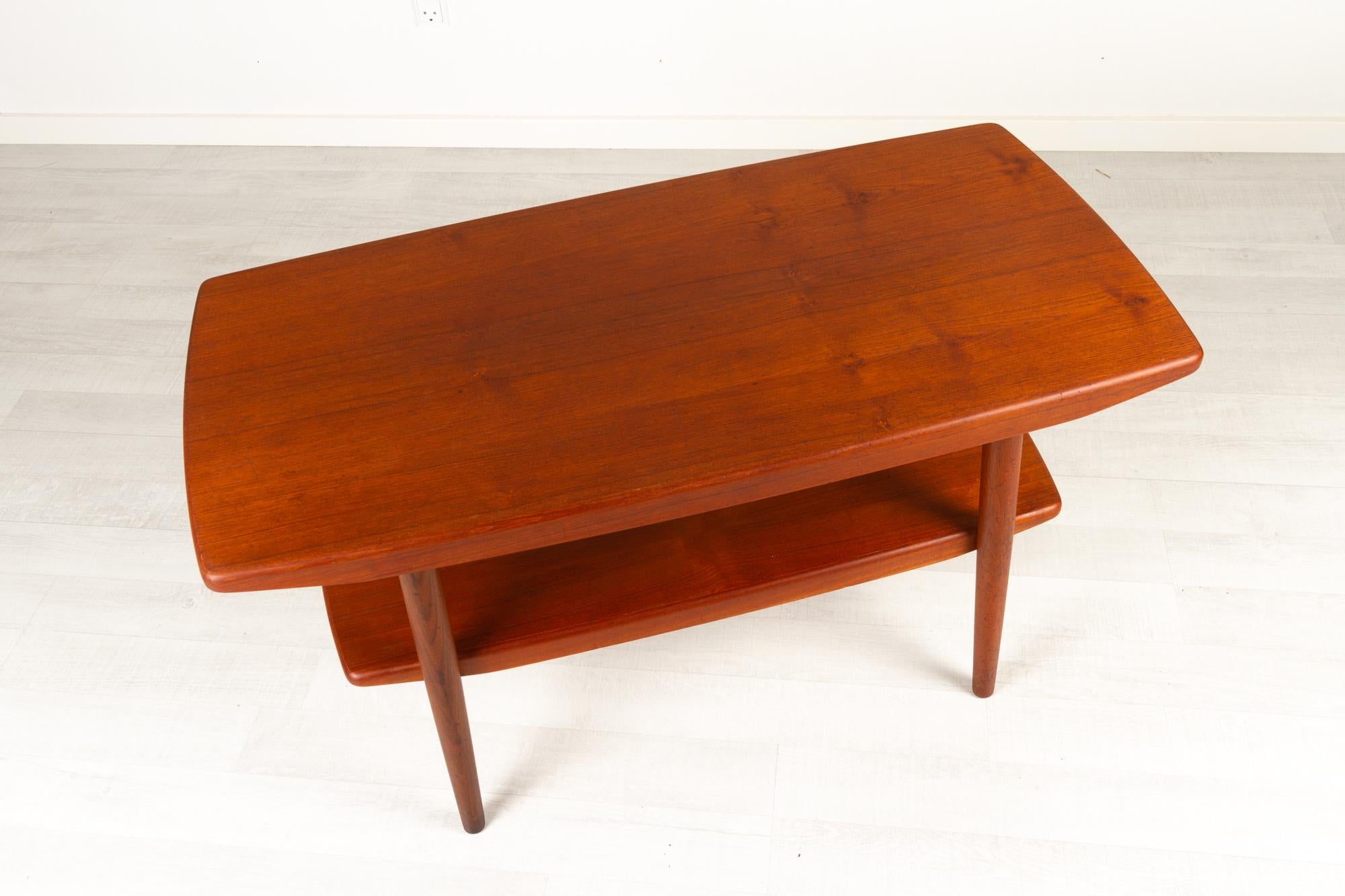 Vintage Danish Teak Coffee Table with Shelf, 1960s In Good Condition For Sale In Asaa, DK