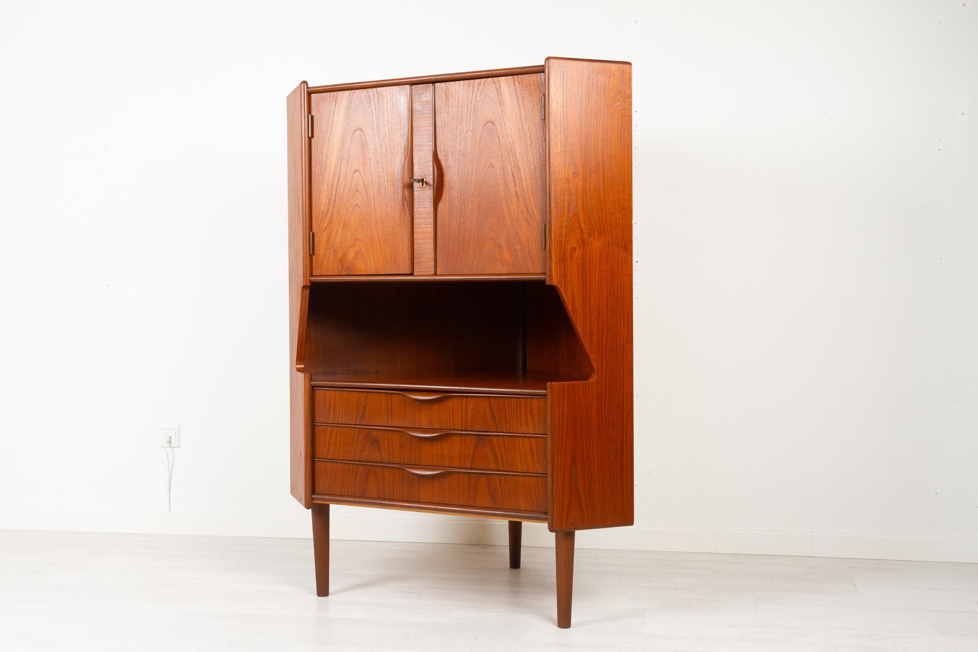 Vintage Danish Teak Corner Cabinet with Dry Bar, 1960s 11