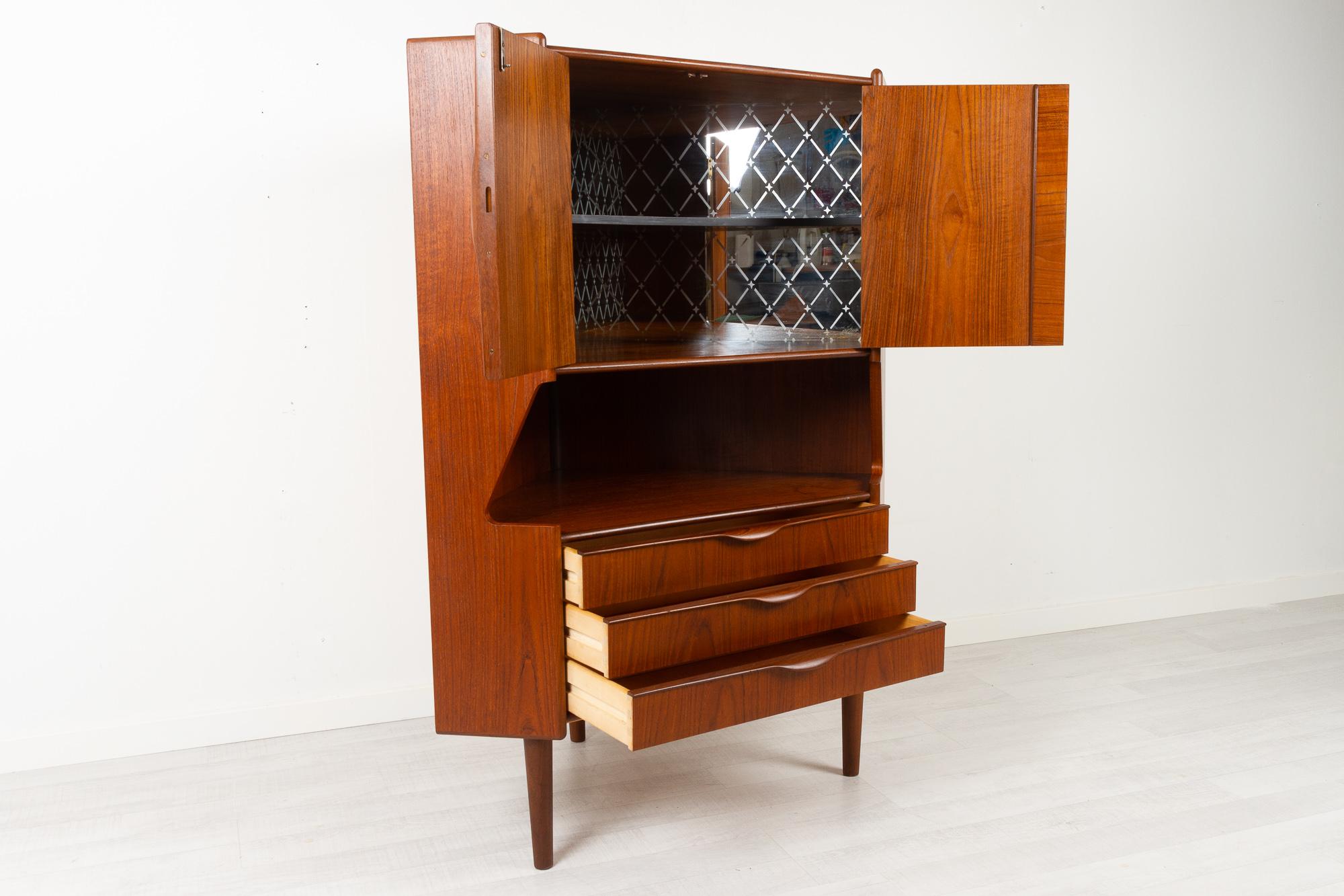 Vintage Danish Teak Corner Cabinet with Dry Bar, 1960s In Good Condition In Asaa, DK
