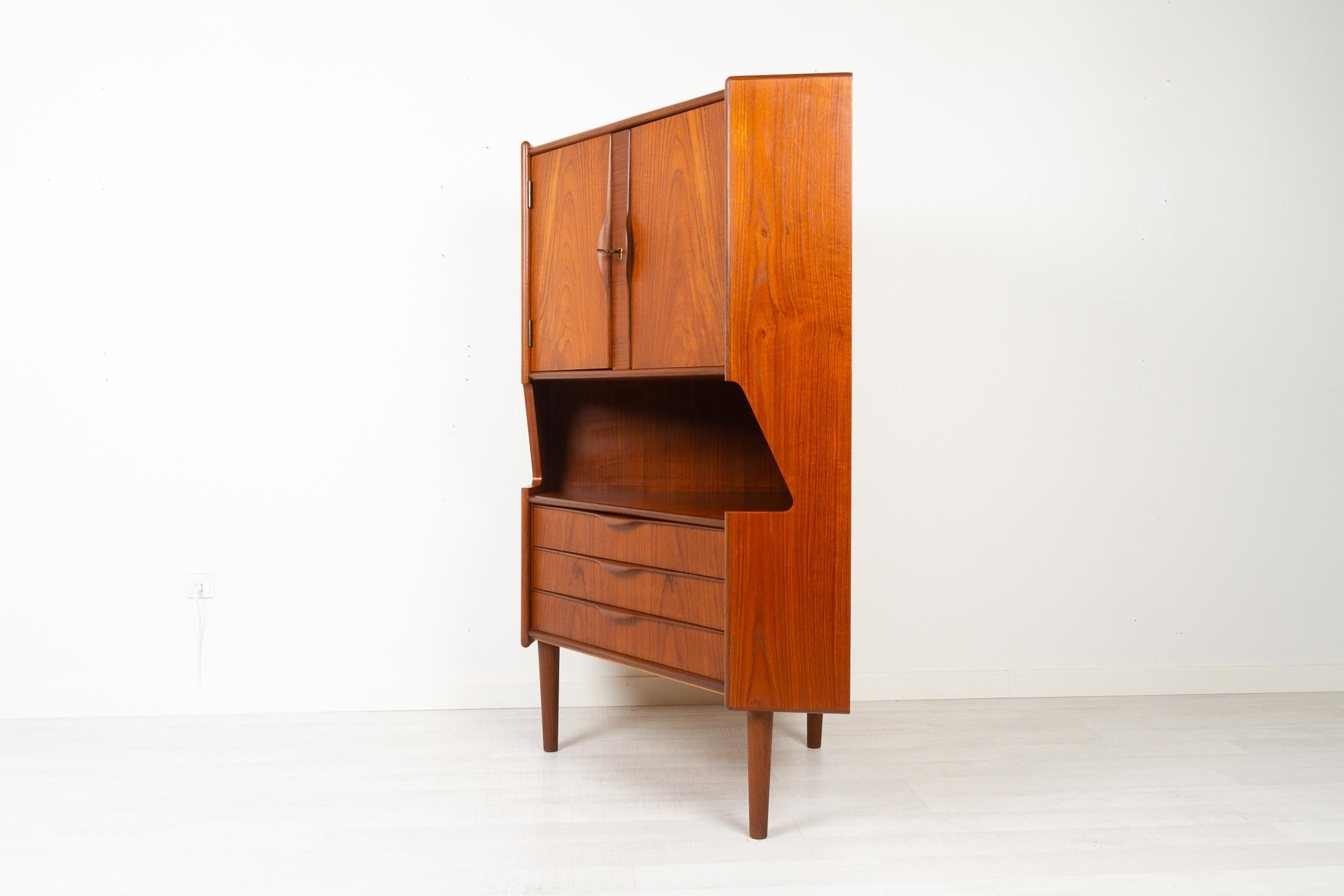 Vintage Danish Teak Corner Cabinet with Dry Bar, 1960s 1