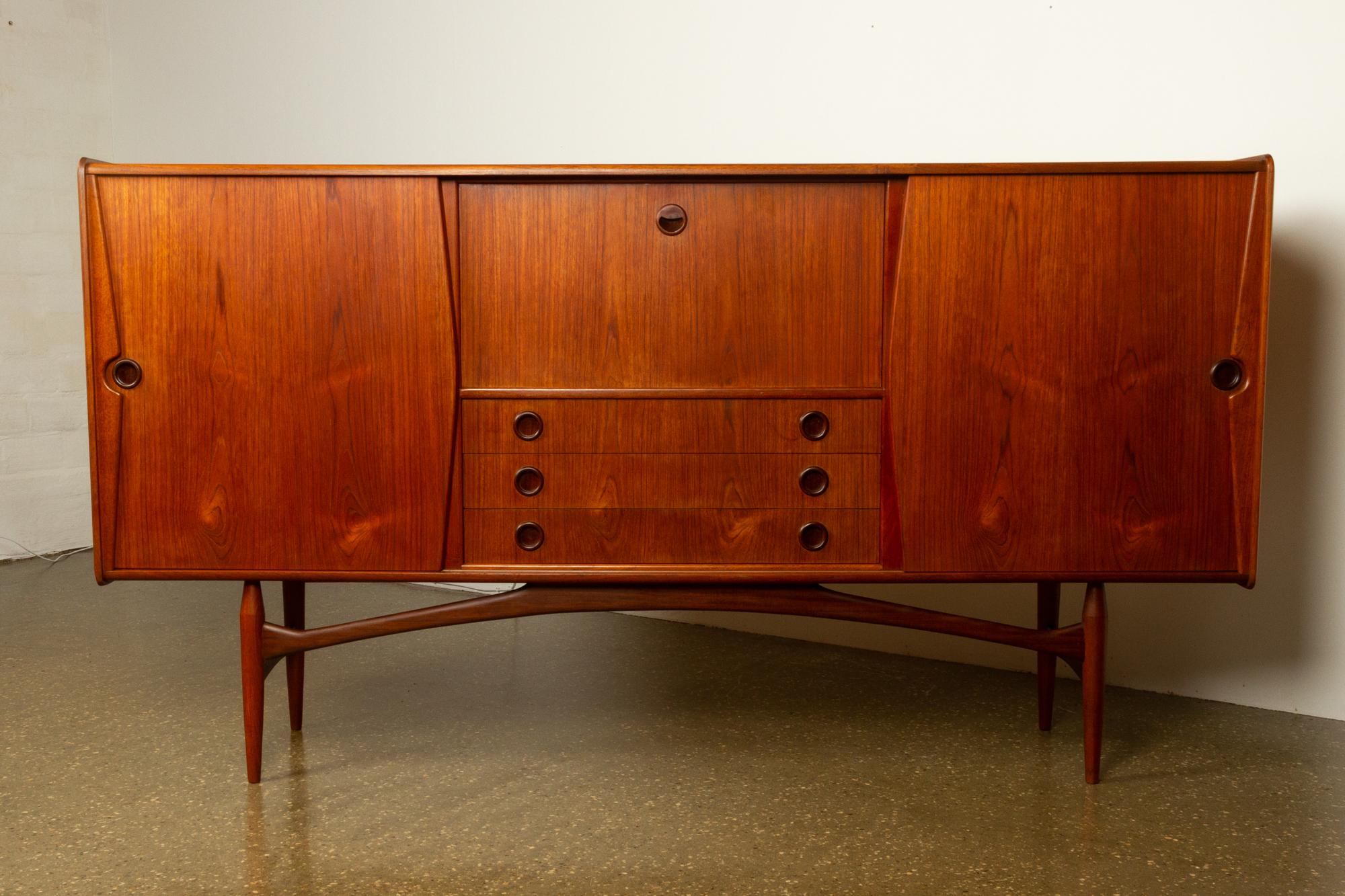 Vintage Danish teak credenza, 1960s.

Very attractive Danish Mid-Century Modern credenza / sideboard in beautiful warm and golden teak veneer. Sculptural shapes and frame. High degree of quality and craftsmanship. Many lovely details and joints.