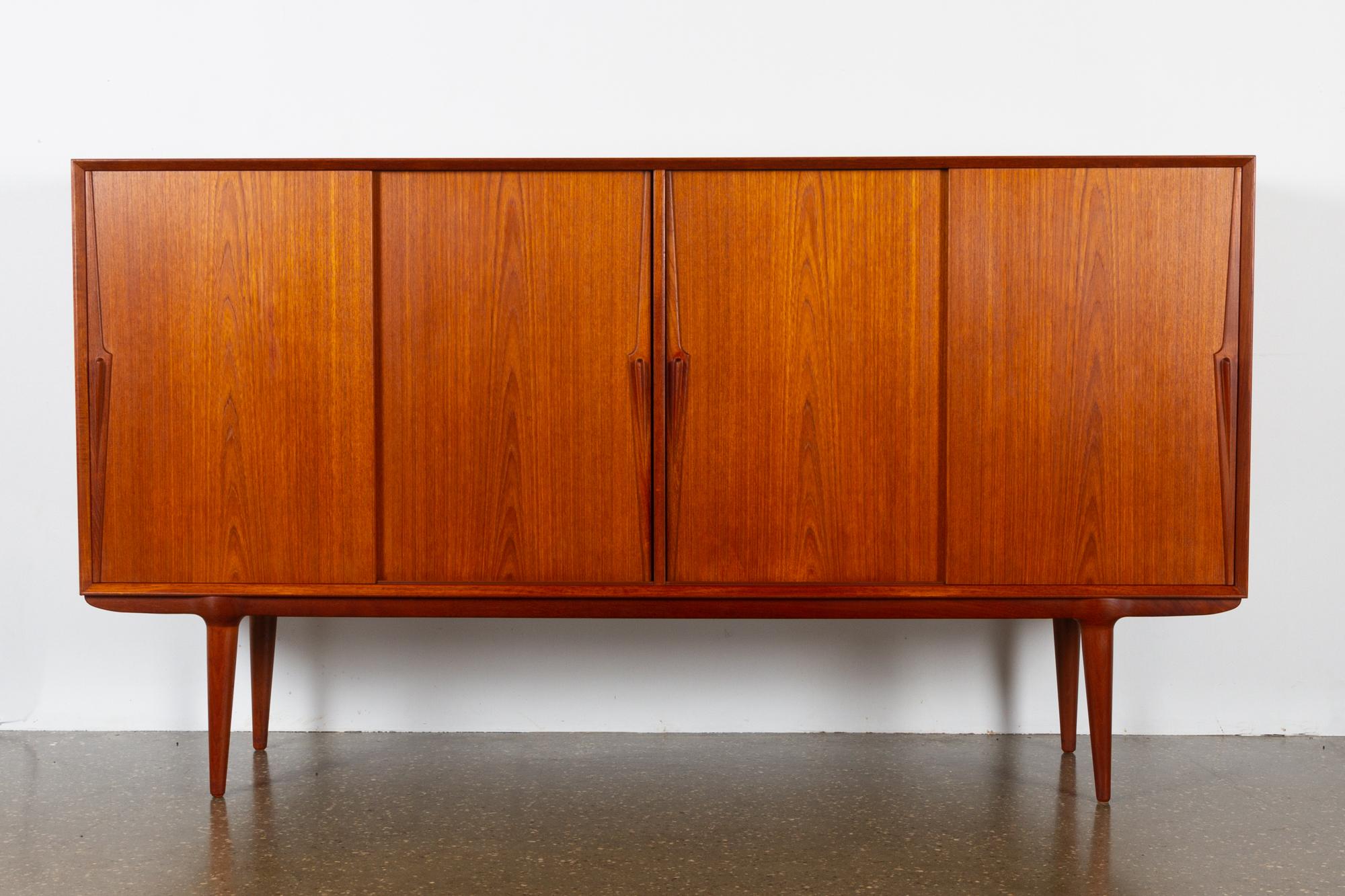 Vintage Danish teak credenza by Omann Jun, 1960s
Large and spacious teak high board model no. 19 by Danish manufacturer Omann Jun A/S.

Very high quality and craftsmanship. Many beautiful details and amazing joinery. Especially the joint between