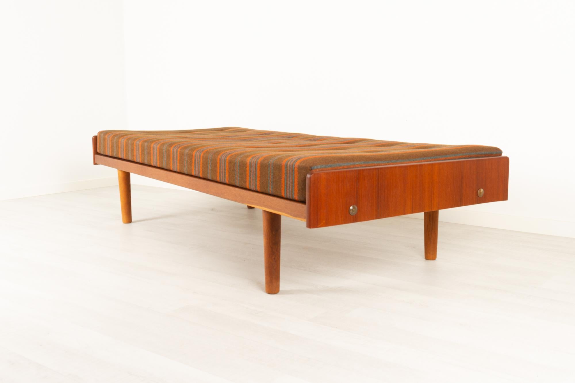 Vintage Danish teak daybed by Ejvind A. Johansson for FDB Møbler, 1960s
Danish modern daybed with original striped spring mattress. Head- and footboard in teak veneer. Frame and round tapered legs in solid oak. Slats in solid beech.
Original brown