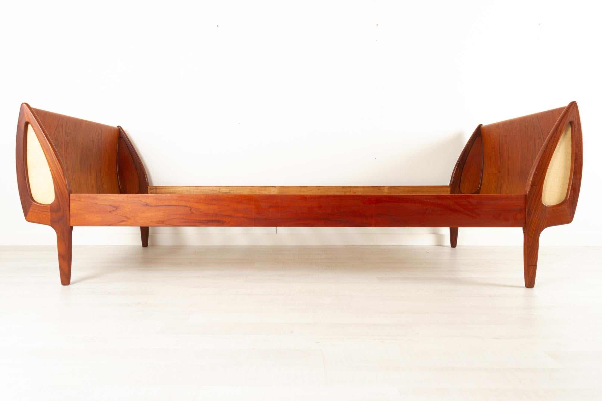 Vintage Danish teak daybed by Sigfred Omann for Ølholm Møbelfabrik, 1960s
Mid-Century Modern sleigh bed in teak with identical curved head- and footboard. Sculptural and organically shaped legs in solid dark teak. Suitable as daybed, bed or