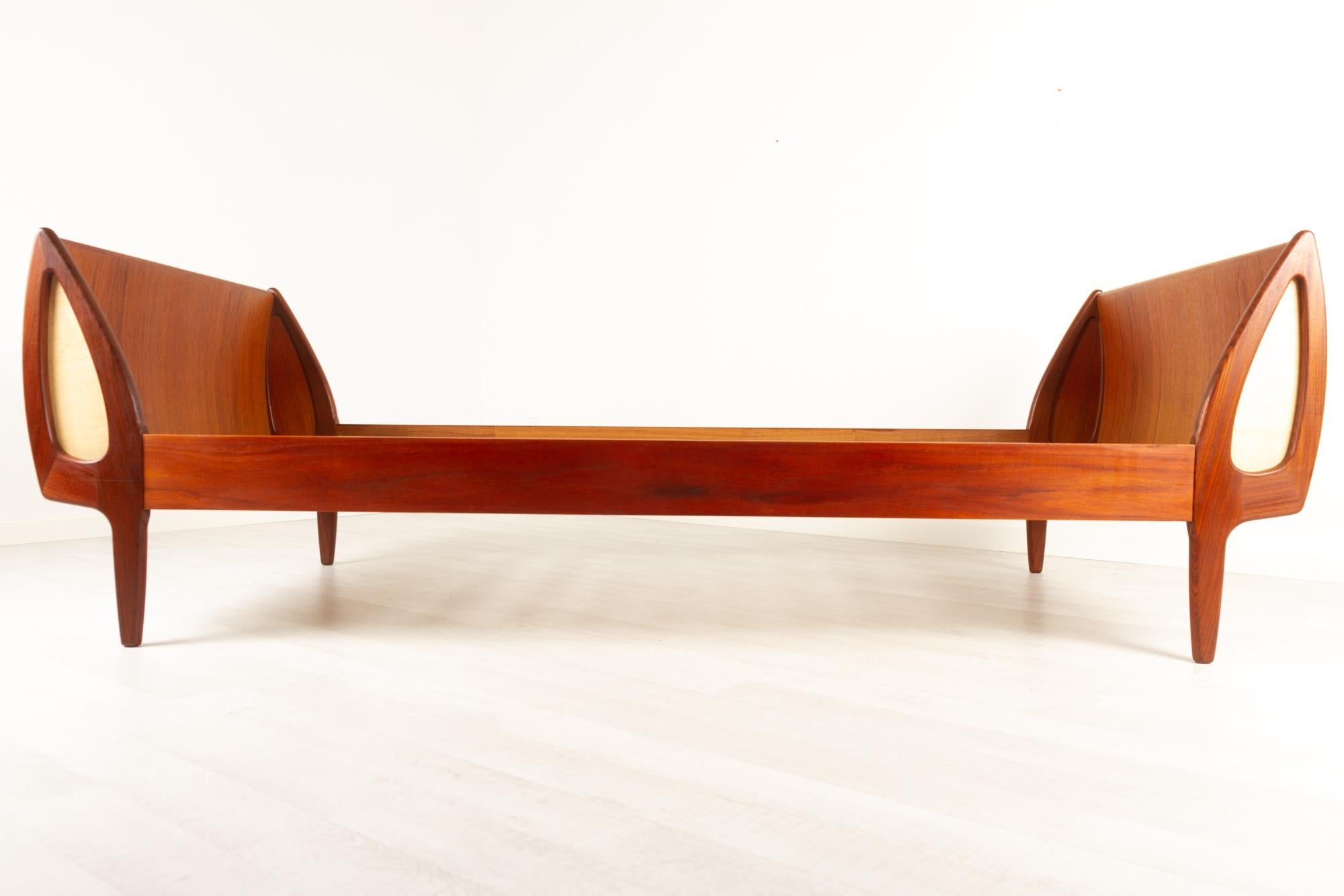 Vintage Danish teak daybed by Sigfred Omann for Ølholm Møbelfabrik, 1960s
Mid-Century Modern sleigh bed in teak with identical curved head- and footboard. Sculptural and organically shaped legs in solid dark teak. Suitable as daybed, bed or sofa.