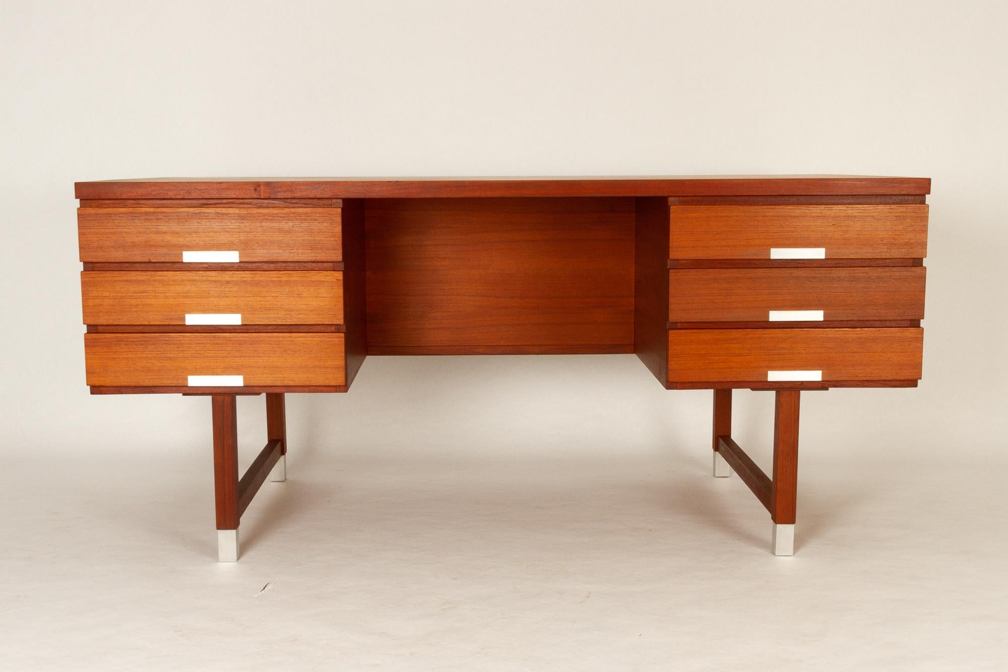 Vintage Danish teak desk, 1960s
Large freestanding Mid-Century Modern Danish writing desk in teak. With the cubist shape and stringent lines, this is a good example of the minimalistic design pursued by the Danish architects in the golden era of