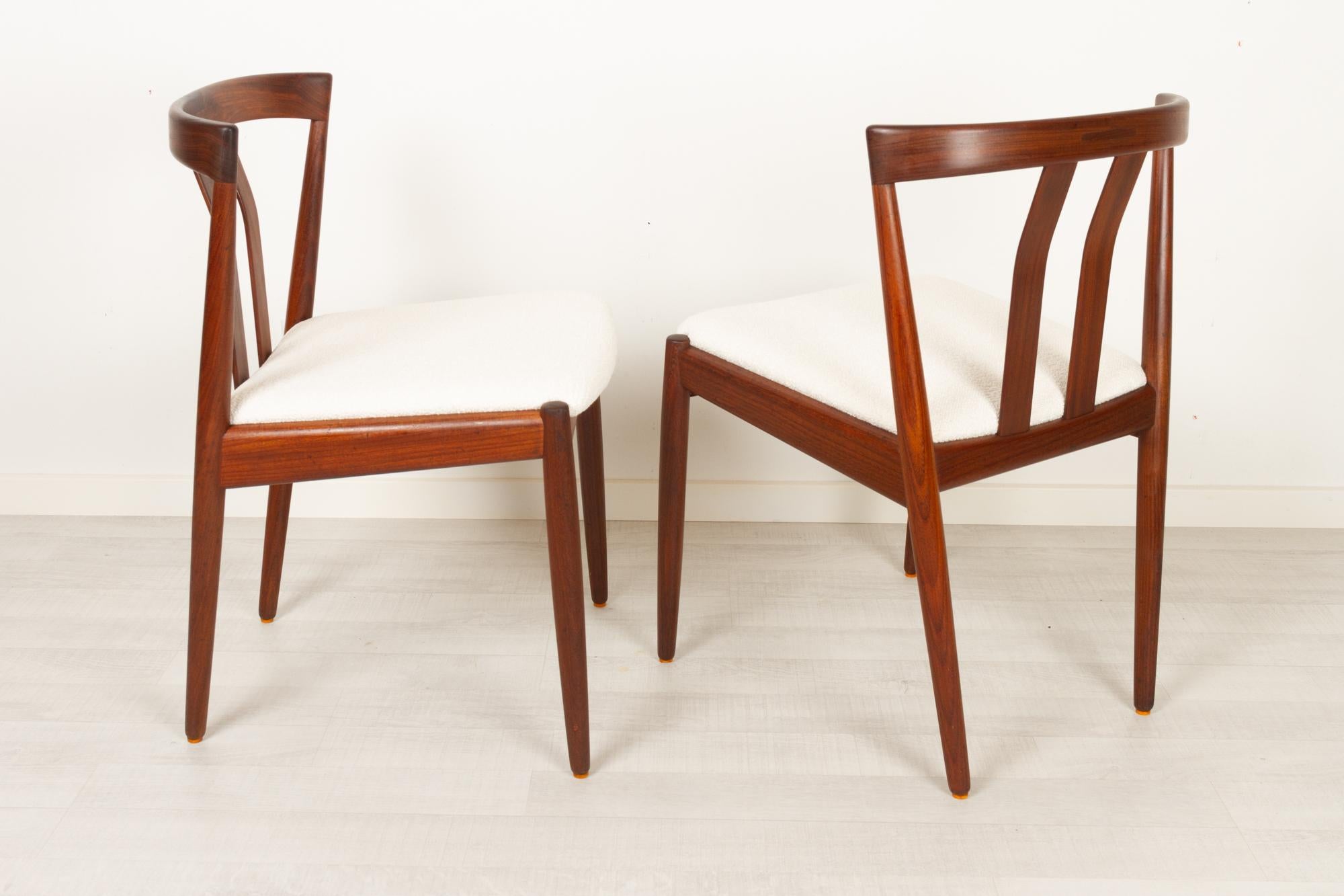 Vintage Danish teak dining chairs 1960s, set of 2.
Pair of Danish Mid-Century Modern side chairs in solid teak and reupholstered in off white Bouclé.
Wide curved backrest with stunning joinery details. Round tapered legs in solid teak. The teak has