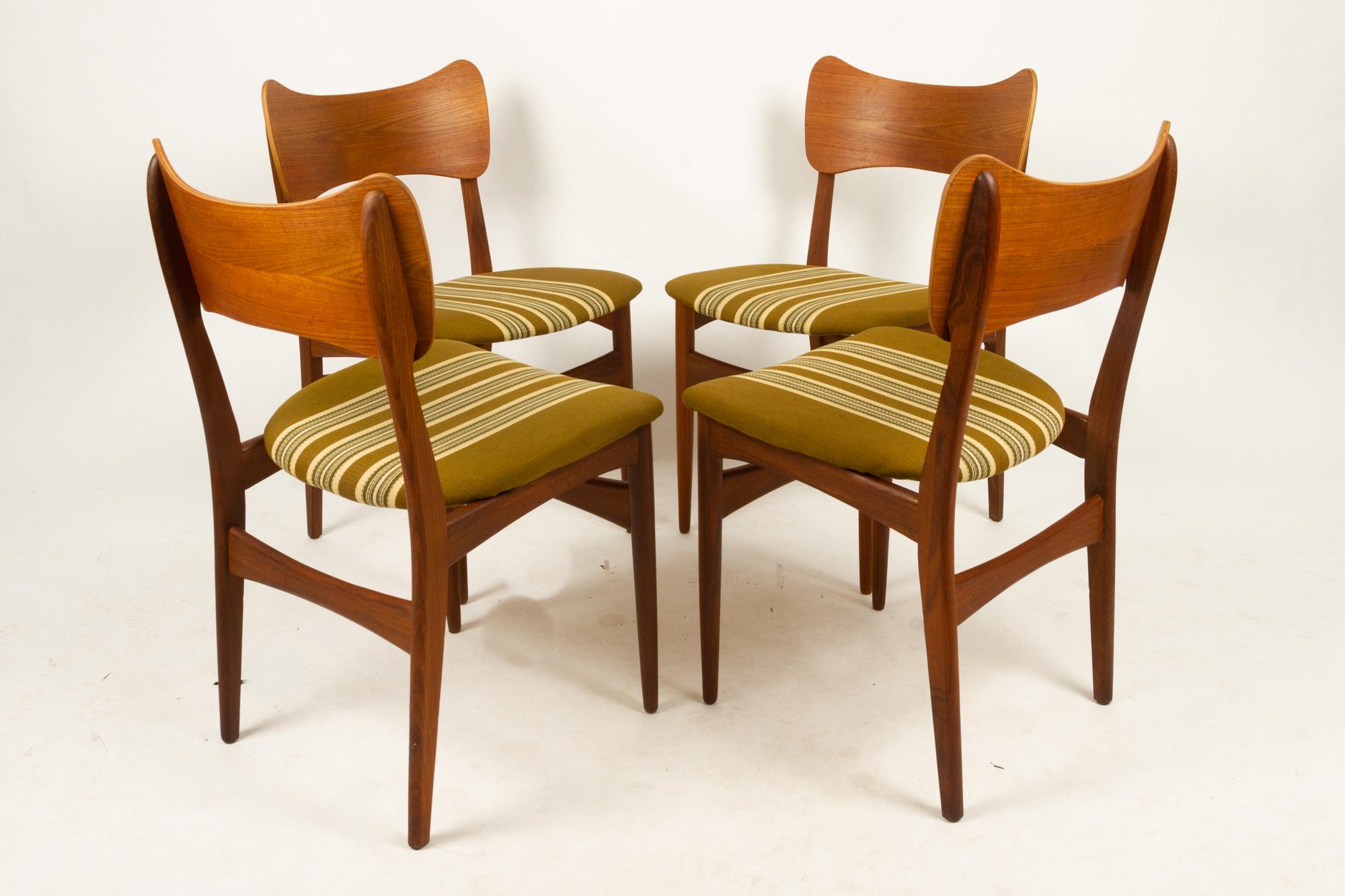 Vintage Danish teak dining chairs 1960s set of 4
Set of period typical Mid-Century Modern dining chairs with solid teak frames. Wide curved backrests in teak veneer. Rounded tapered legs and curved seat. Very comfortable. Original