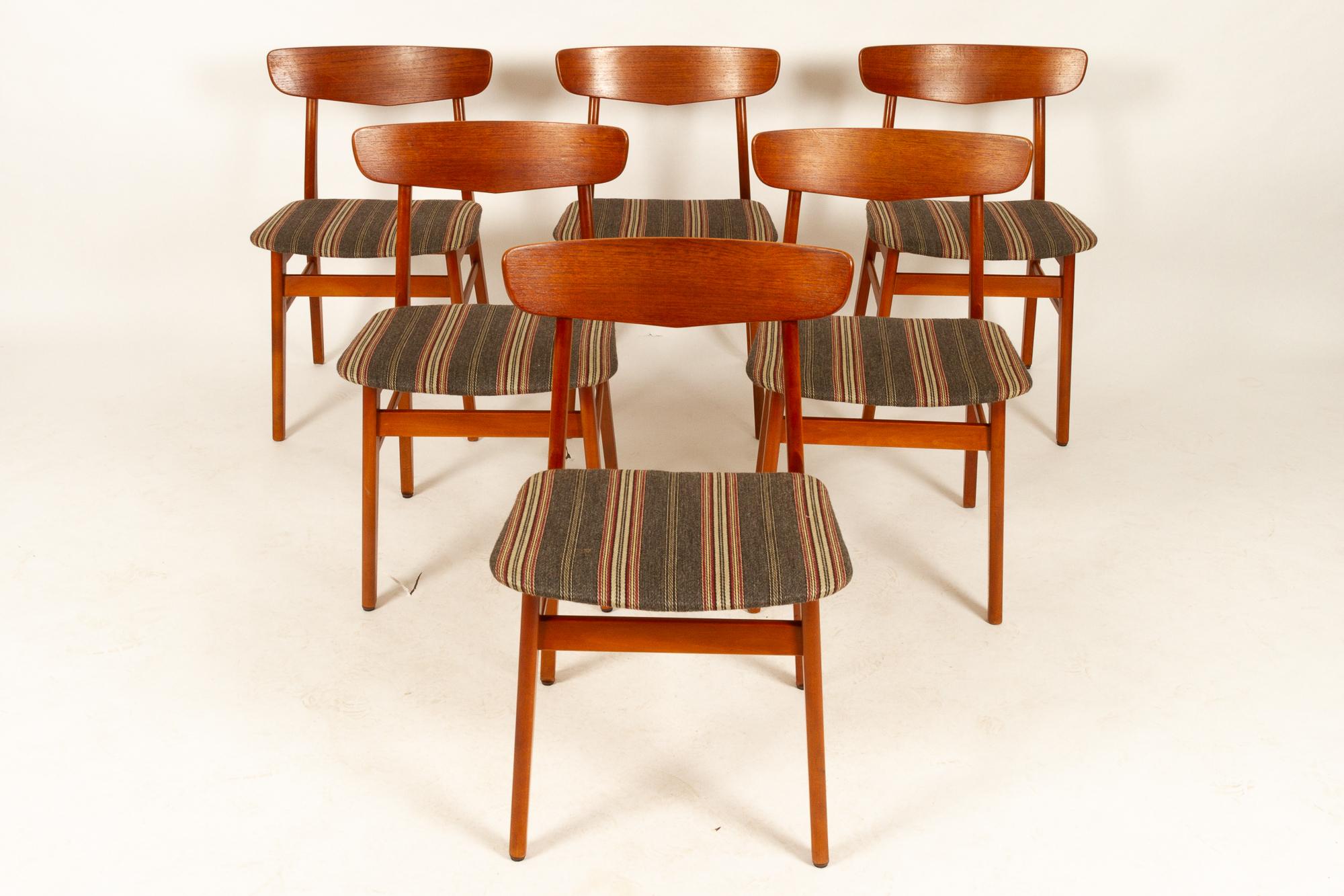 Vintage Danish teak dining chairs 1960s Set of 6
Danish dining room chairs with curved backs in teak and frame in stained beech. Vintage striped wool upholstery.
This model of chair was very common in Denmark in the 1960s, and were produced by