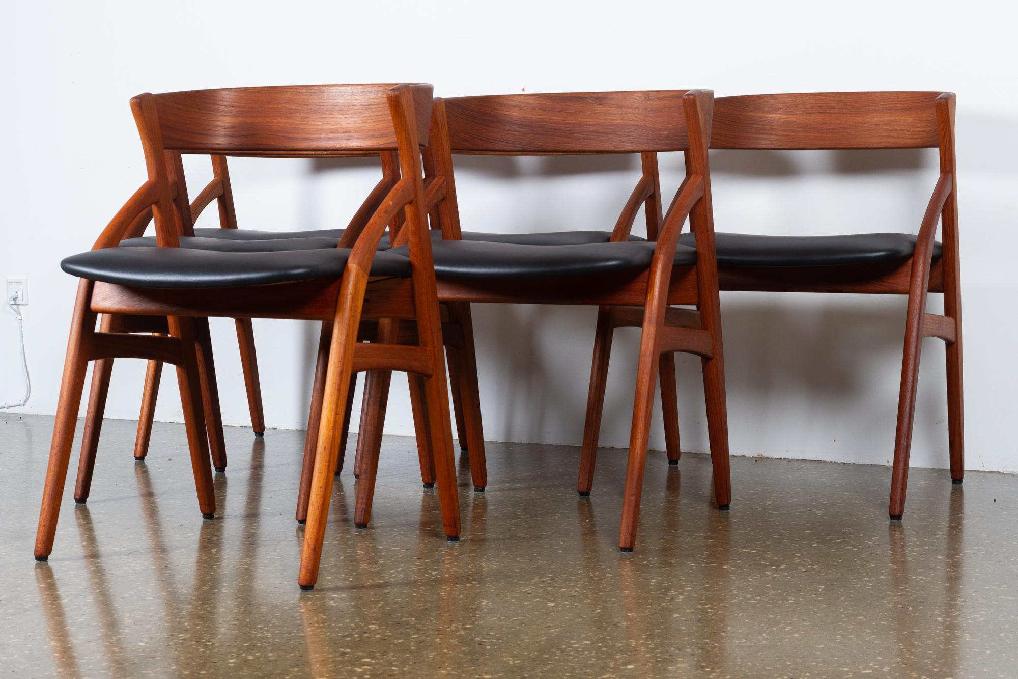 Vintage Danish teak dining chairs 1960s set of 6
Set of six elegant Mid-Century Modern dining chairs with frames in solid teak and new period correct leatherette upholstery and high density foam.
Beautiful organic shaped frame with rounded tapered