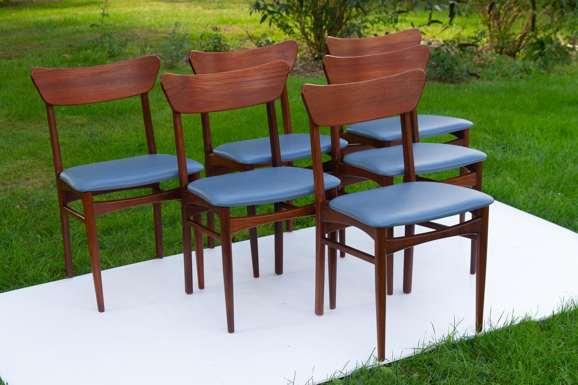Vintage Danish Teak dining chairs 1960s, Set of 6
Ensemble de six chaises de salle à manger danoises modernes scandinaves avec revêtement en cuir bleu acier/gris. Cadre en teck massif avec dossiers incurvés et pieds ronds effilés.
Chaise très