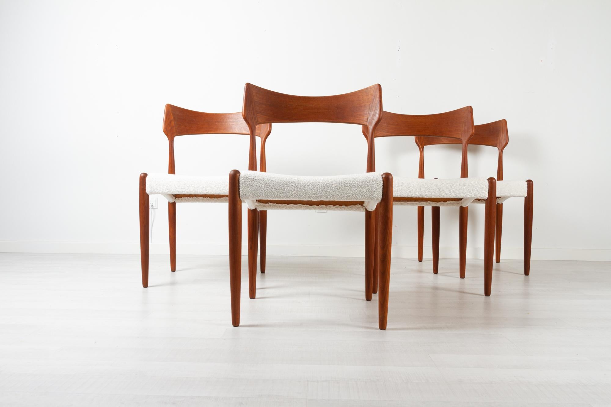 Vintage Danish teak dining chairs by Bernhard Pedersen & Søn, Denmark 1960s, Set of 4
Danish Mid-Century Modern dining chairs model 142 in solid teak designed by Christian Linneberg. Reupholstered with Scandinavian quality bouclé in off