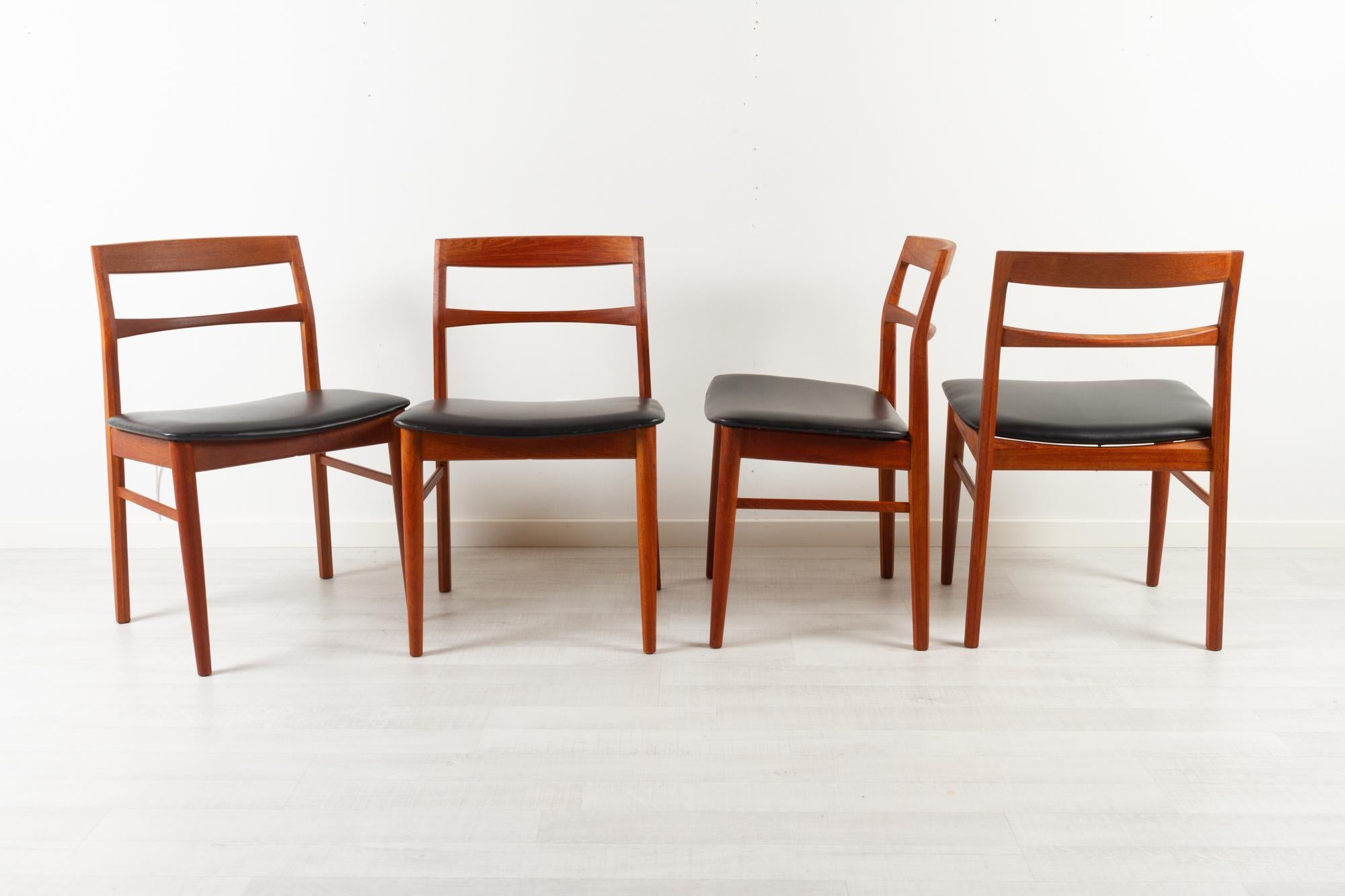 Vintage danish teak dining chairs by Kjærnulf for Vejle Møbelfabrik 1960s
Set of four dining chairs in teak designed by Danish architect Henning/Henry Kjærnulf and manufactured by Vejle Stole- og Møbelfabrik, Denmark.
Beautiful set of Danish
