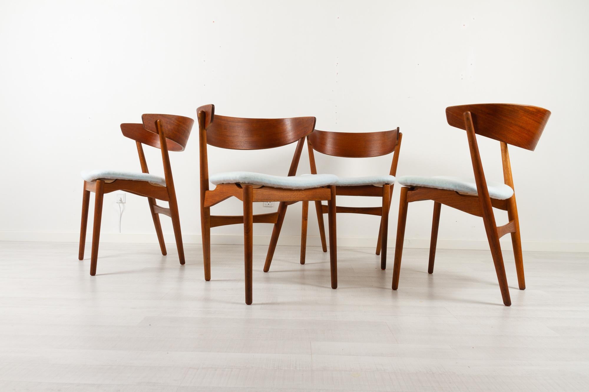 Vintage danish teak dining chairs model 7 by Helge Sibast 1960s Set of 4
Set of four stunning Danish Mid-century modern dining chairs designed in the 1950s by Danish master carpenter Helge Sibast and made by Sibast Møbler Denmark in the