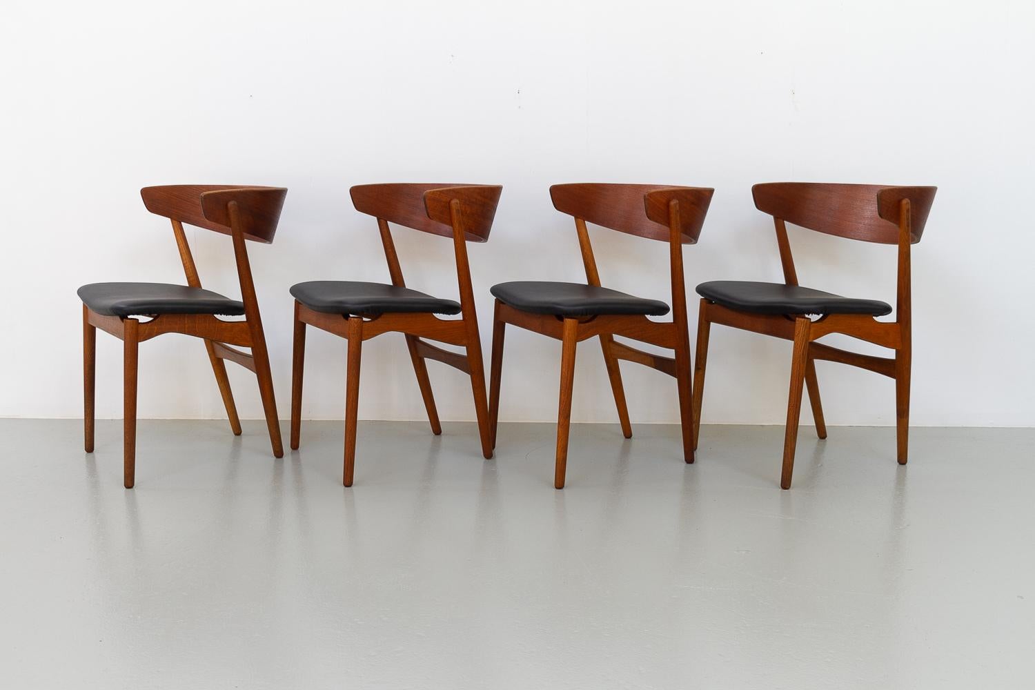 Chaises de salle à manger vintage en teck danois modèle 7 par Helge Sibast 1960s Lot de 4

Ensemble de quatre superbes chaises de salle à manger danoises modernes du milieu du siècle, conçues dans les années 1950 par le maître charpentier danois