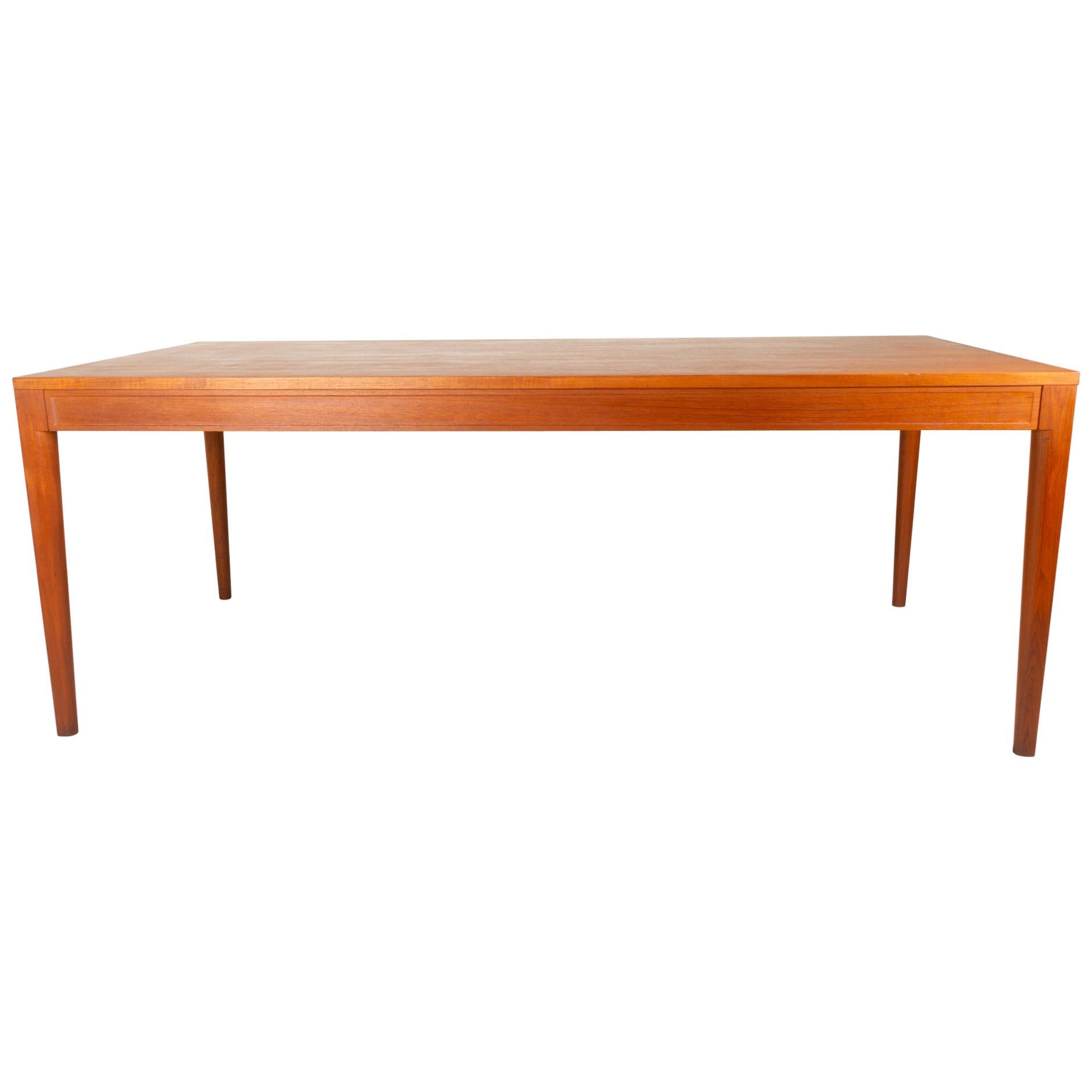 Table à manger danoise vintage par Finn Juhl pour France & Søn 1960s
Grande table en teck Model Diplomat de l'architecte danois Finn Juhl, conçue en 1962. Convient à la fois comme table à manger, grand bureau ou table de conférence. Espace pour