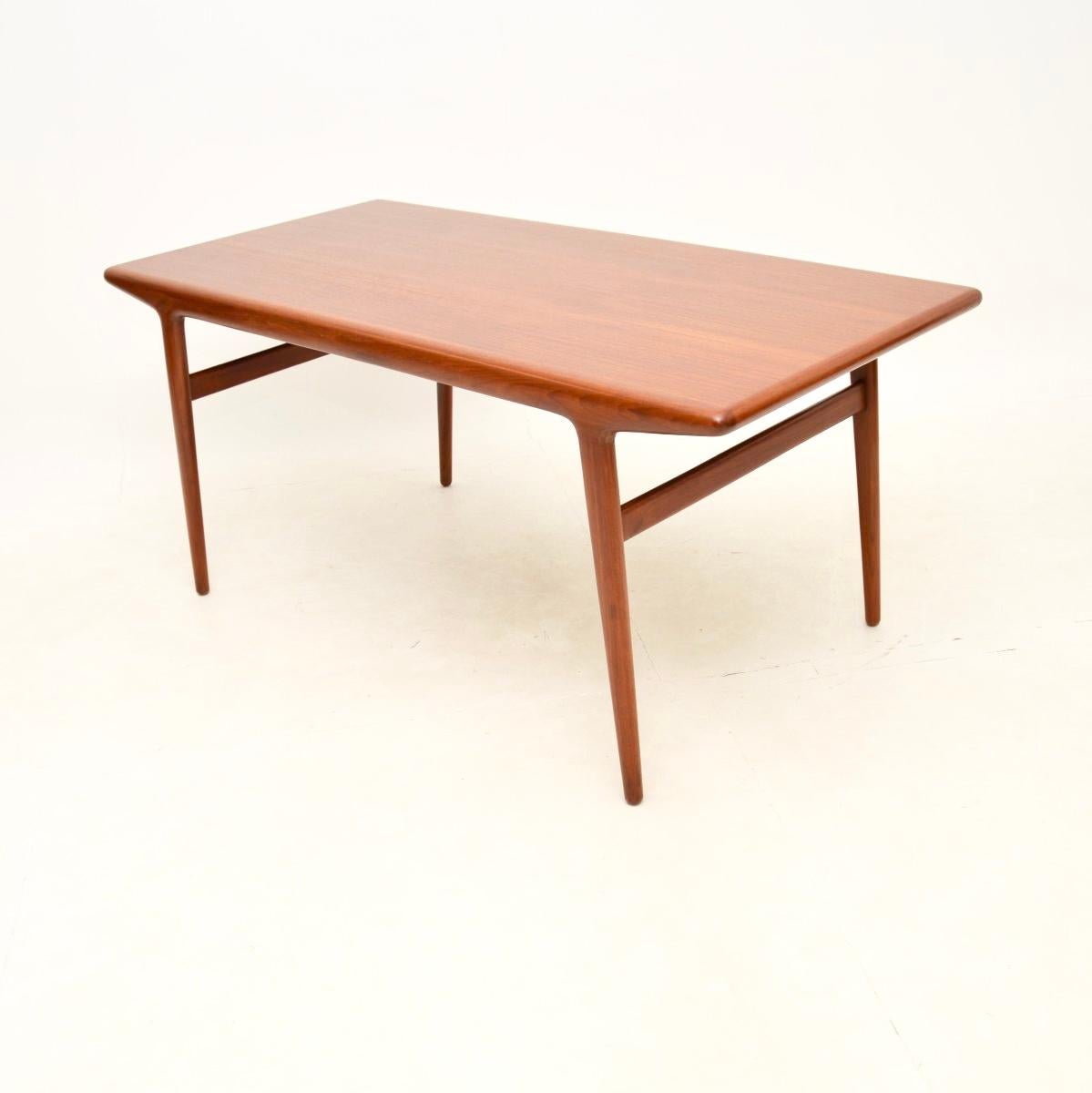 Mid-Century Modern Table/bureau danois vintage en teck par Niels Moller en vente