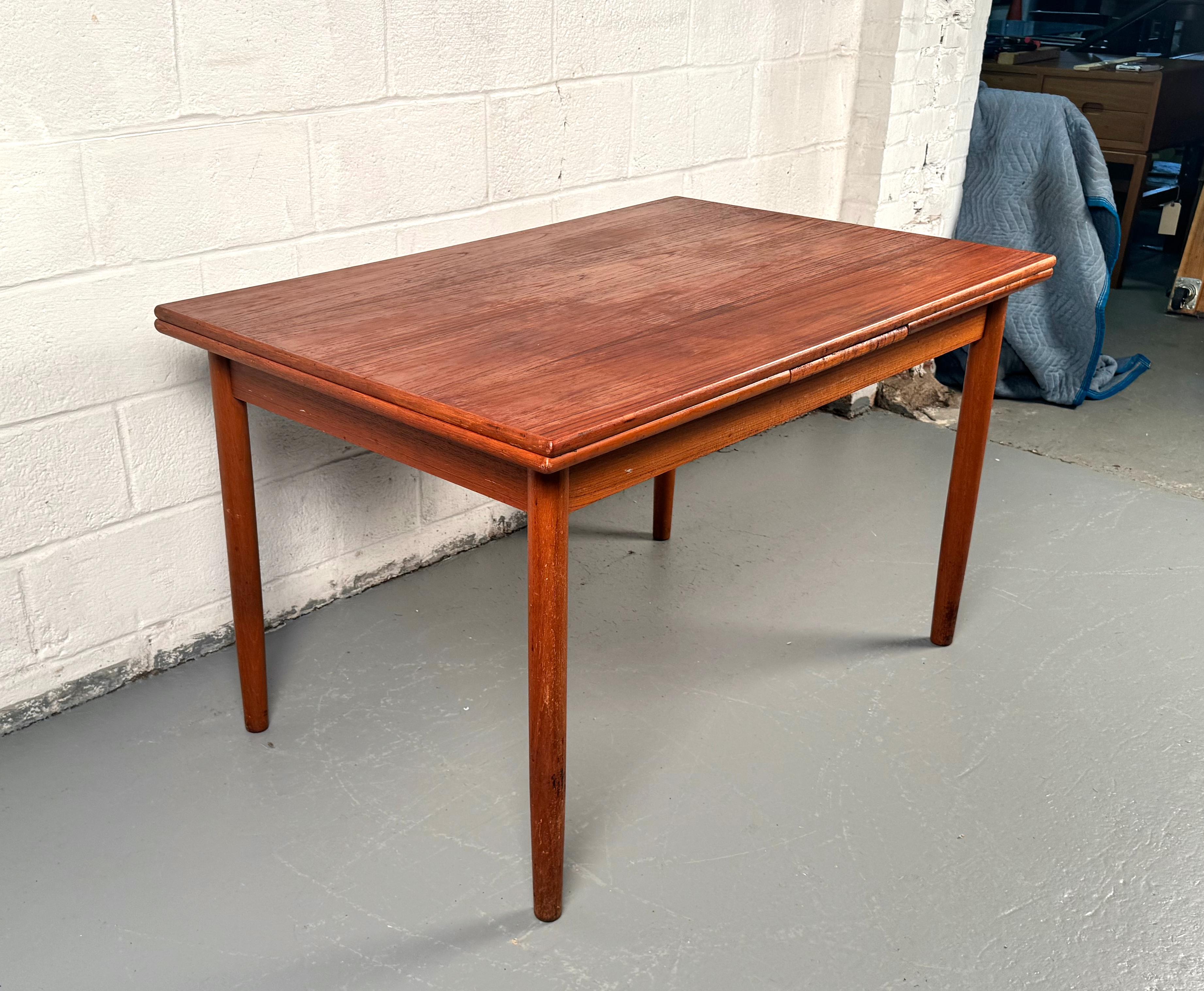 Vintage Danish Teak Draw-Leaf Dining Table In Fair Condition For Sale In Brooklyn, NY