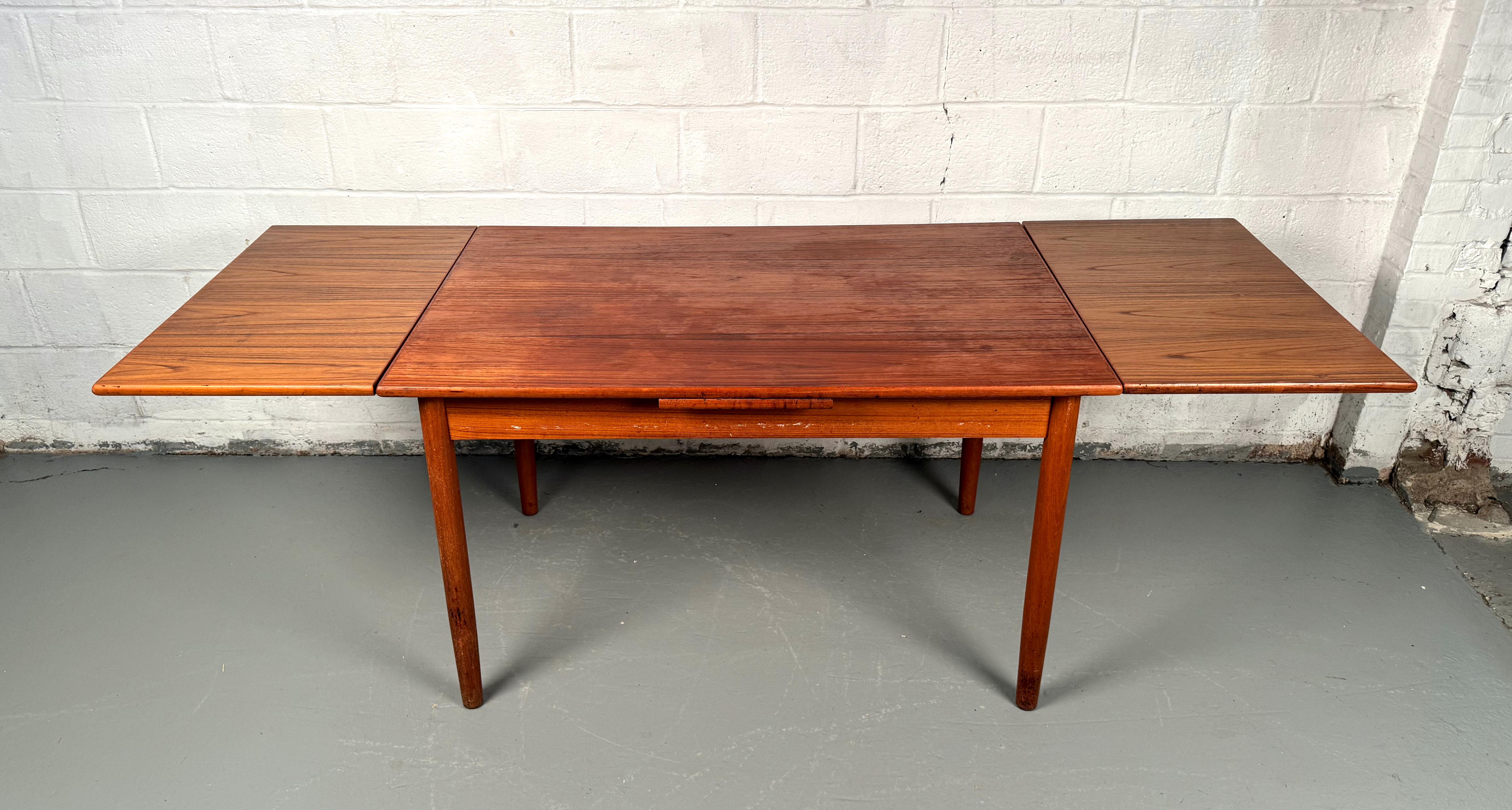 Vintage Danish Teak Draw-Leaf Dining Table For Sale 1