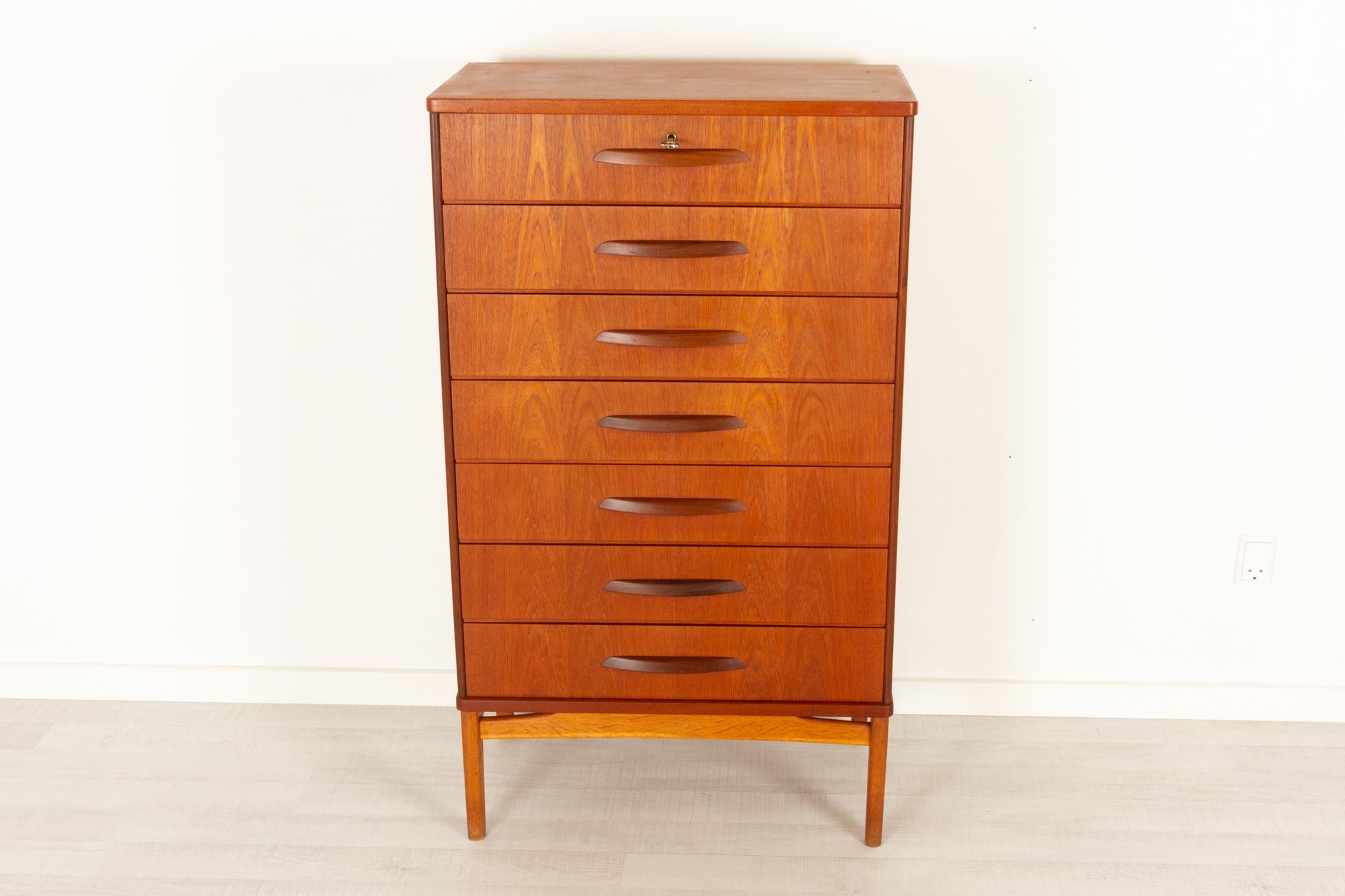 Veneer Vintage Danish Teak Dresser, 1950s