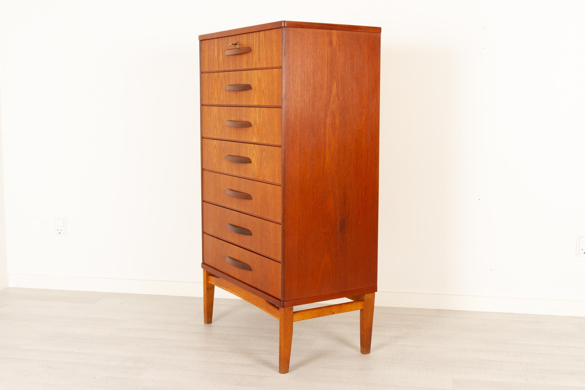 Vintage Danish Teak Dresser, 1950s In Good Condition In Asaa, DK